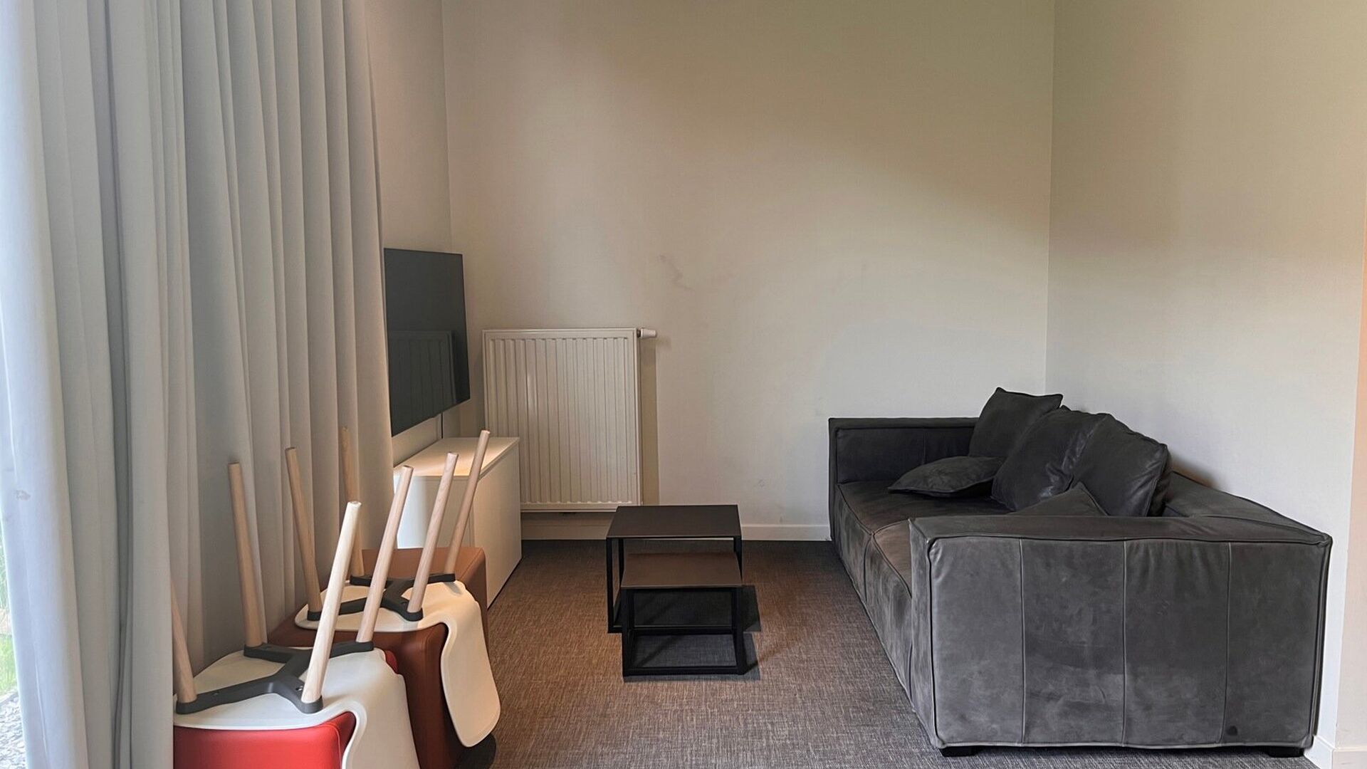 Last room with shared bathroom available in Residence ACE, Fountain Street 12B. This room has all modern comforts: intercom, own fridge, modern furniture, own sink in room, blackout curtains and lighting. There is a common kitchen and bathroom in the buil