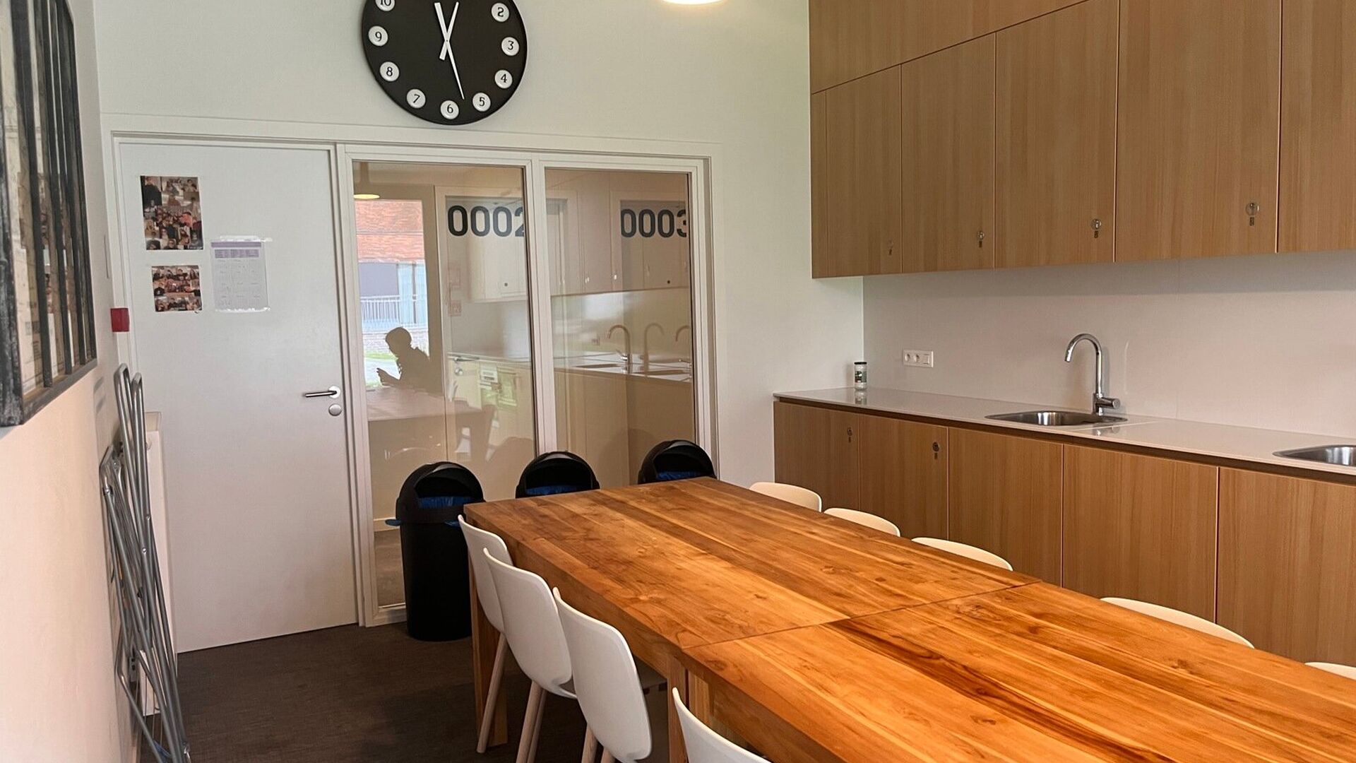 Last room with shared bathroom available in Residence ACE, Fountain Street 12B. This room has all modern comforts: intercom, own fridge, modern furniture, own sink in room, blackout curtains and lighting. There is a common kitchen and bathroom in the buil