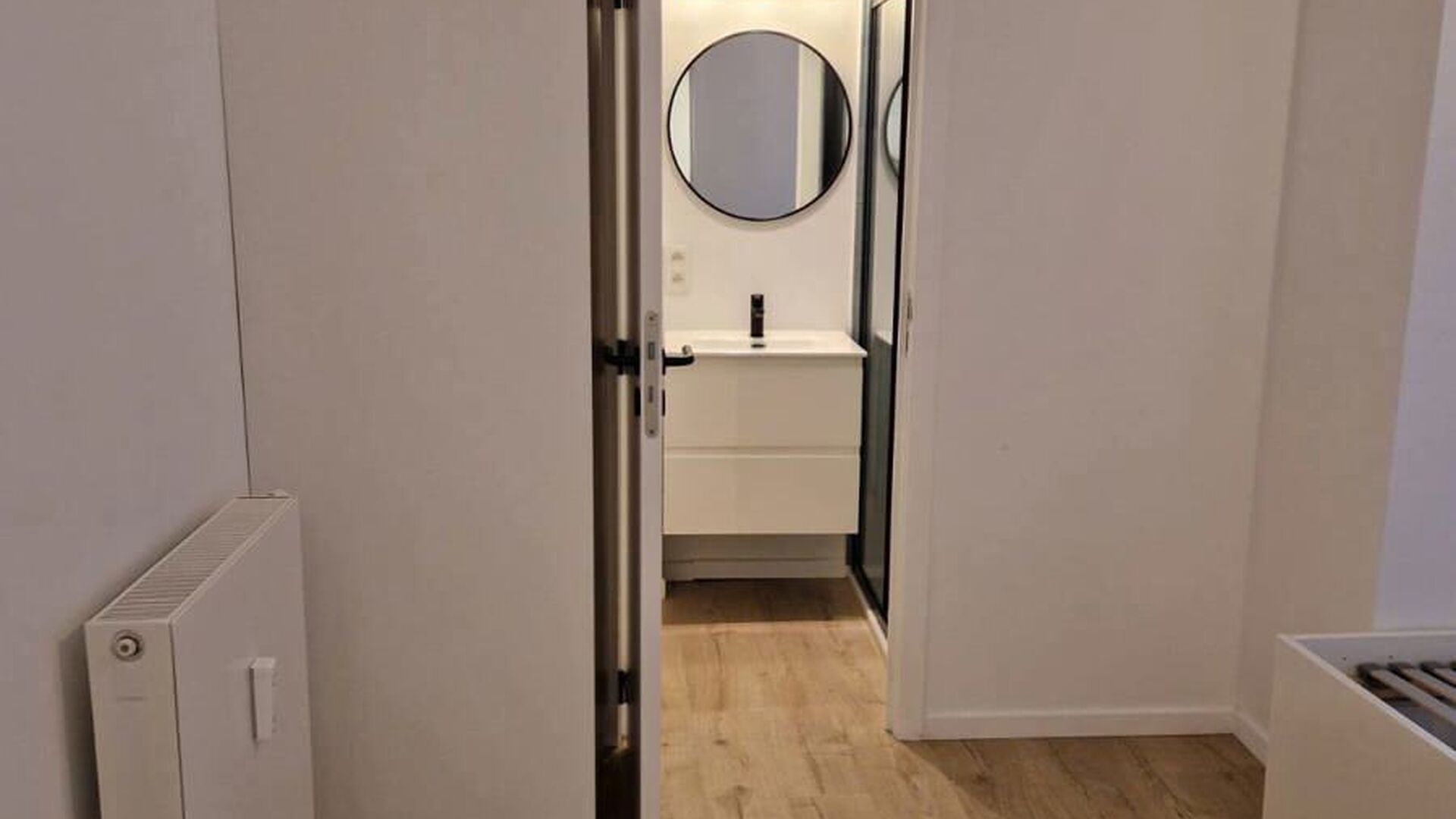 Nice student room for rent at 176 Park Street on the ground floor. (STUDENTS ONLY)

This modern room has its own bathroom with a rain shower. It also has a spacious bed, frigo, its own combi-oven and desk.
Bicycle storage is available in the building, the