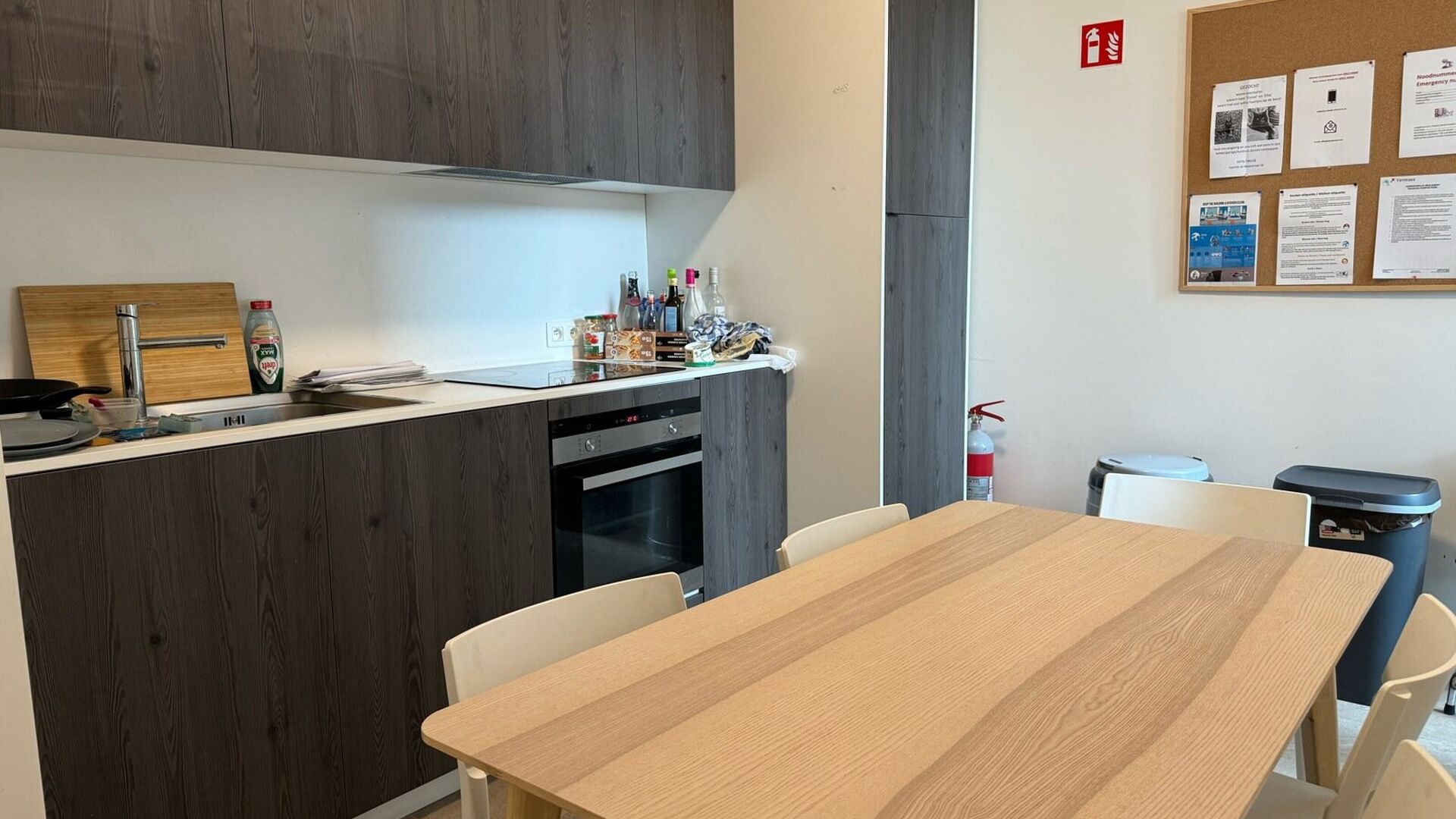 Nice student room for rent at 176 Park Street on the ground floor. (STUDENTS ONLY)

This modern room has its own bathroom with a rain shower. It also has a spacious bed, frigo, its own combi-oven and desk.
Bicycle storage is available in the building, the