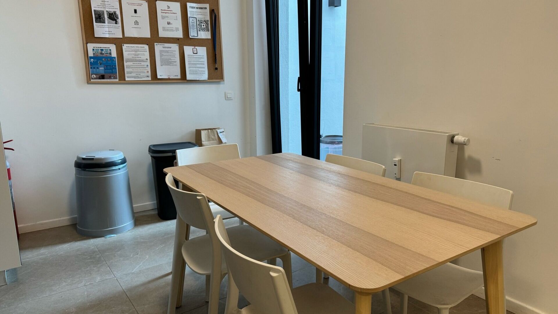 Nice student room for rent at 176 Park Street on the ground floor. (STUDENTS ONLY)

This modern room has its own bathroom with a rain shower. It also has a spacious bed, frigo, its own combi-oven and desk.
Bicycle storage is available in the building, the