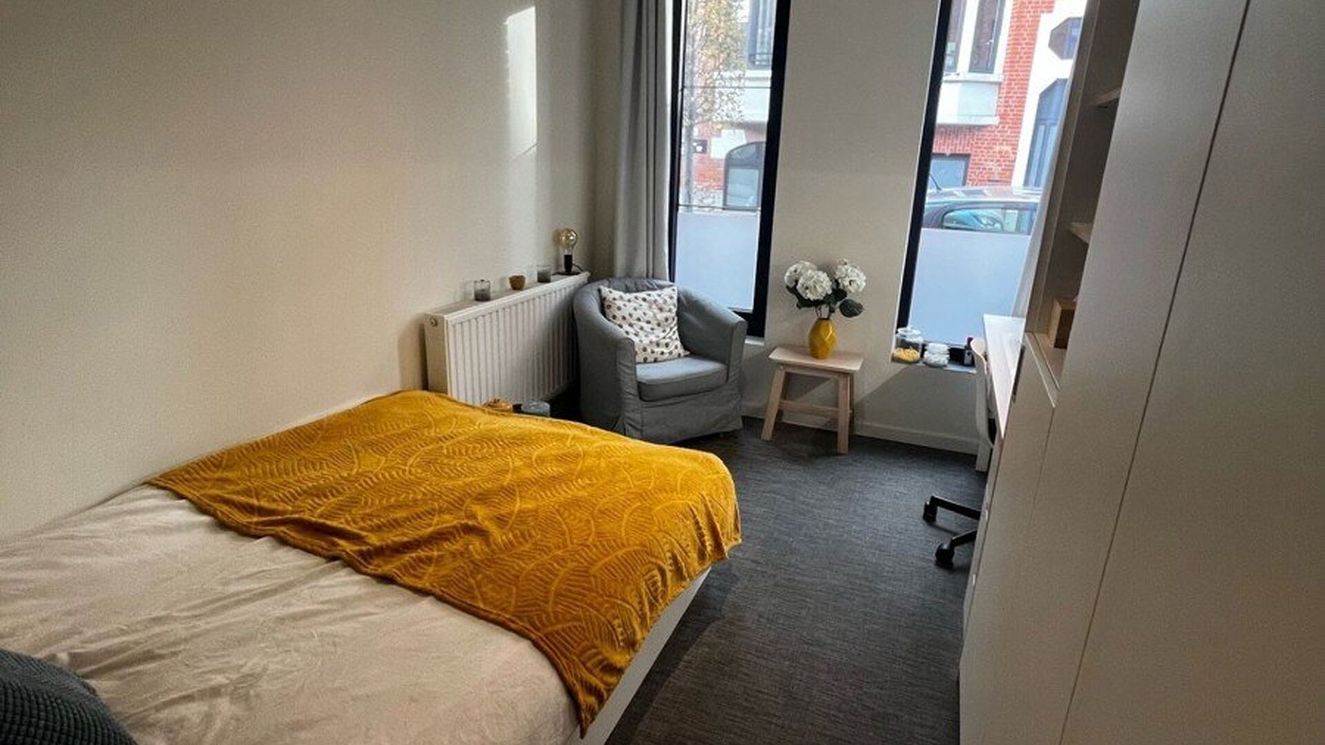 FOR STUDENTS ONLY
Student room located in the ACE student residence at 266 Ridderstraat. This room has its own bathroom, is furnished with: a bed, desk, bookshelf, closet and refrigerator. Each hallway has its common kitchen, where each student has their 