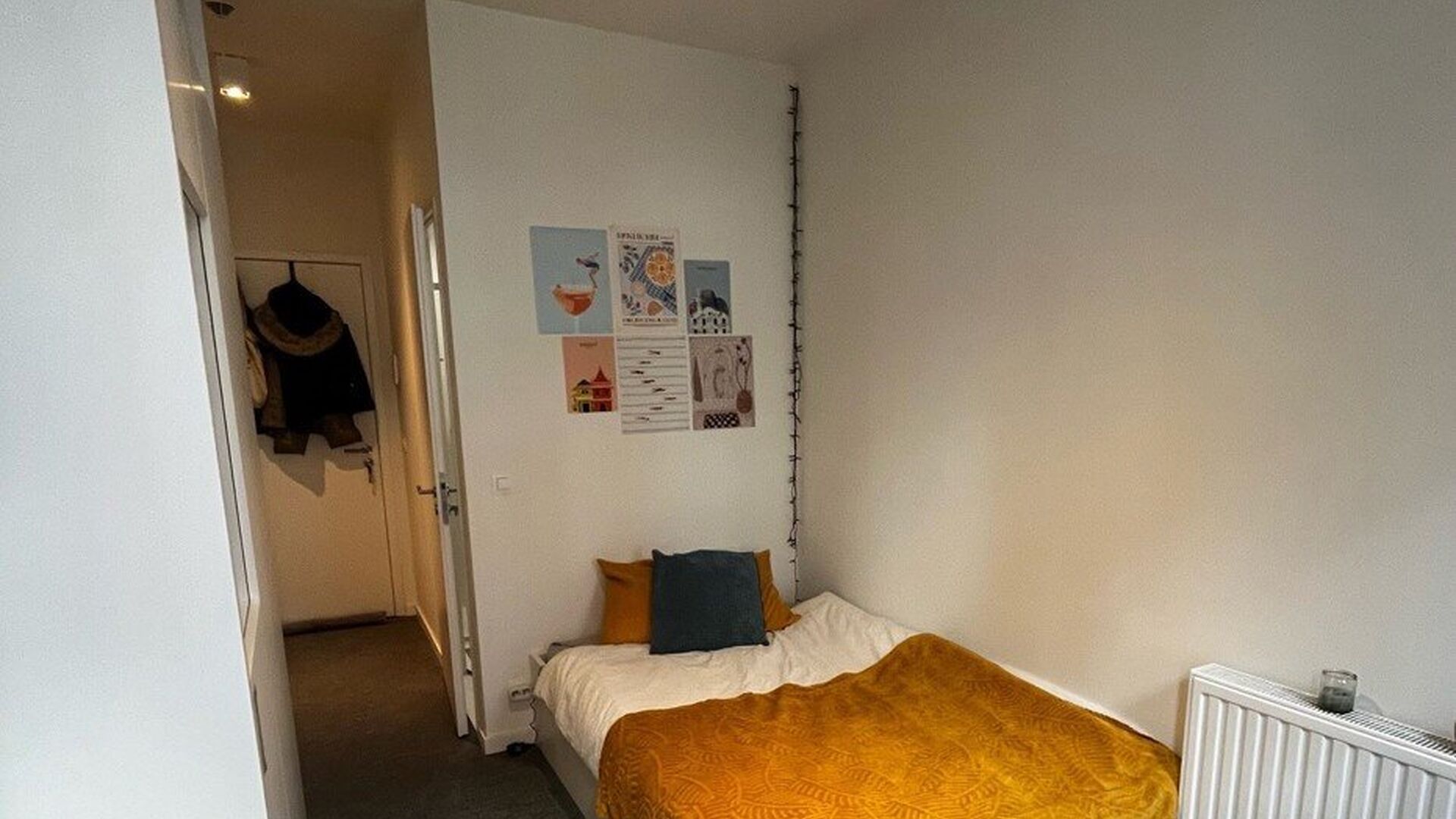 FOR STUDENTS ONLY
Student room located in the ACE student residence at 266 Ridderstraat. This room has its own bathroom, is furnished with: a bed, desk, bookshelf, closet and refrigerator. Each hallway has its common kitchen, where each student has their 