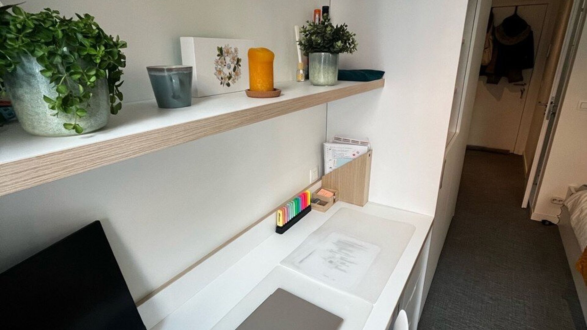 FOR STUDENTS ONLY
Student room located in the ACE student residence at 266 Ridderstraat. This room has its own bathroom, is furnished with: a bed, desk, bookshelf, closet and refrigerator. Each hallway has its common kitchen, where each student has their 