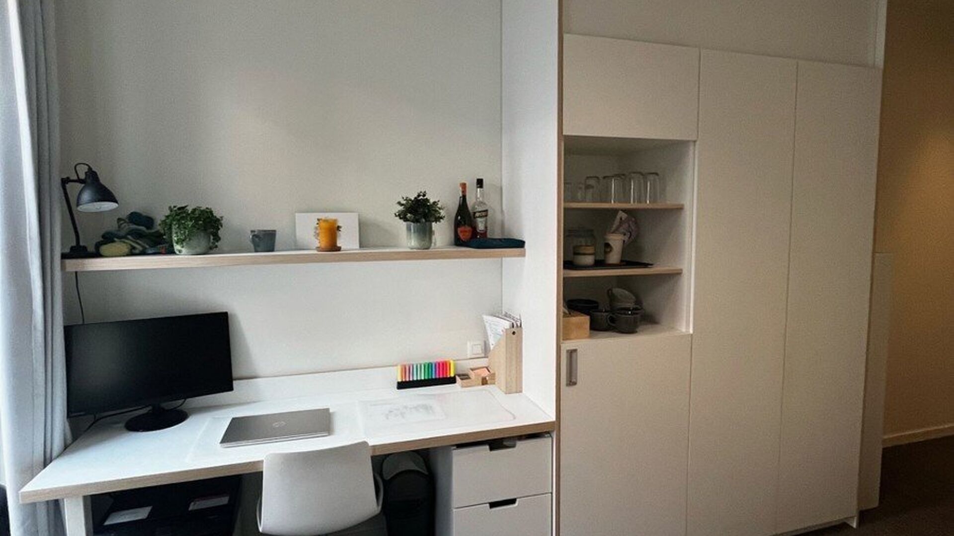 FOR STUDENTS ONLY
Student room located in the ACE student residence at 266 Ridderstraat. This room has its own bathroom, is furnished with: a bed, desk, bookshelf, closet and refrigerator. Each hallway has its common kitchen, where each student has their 