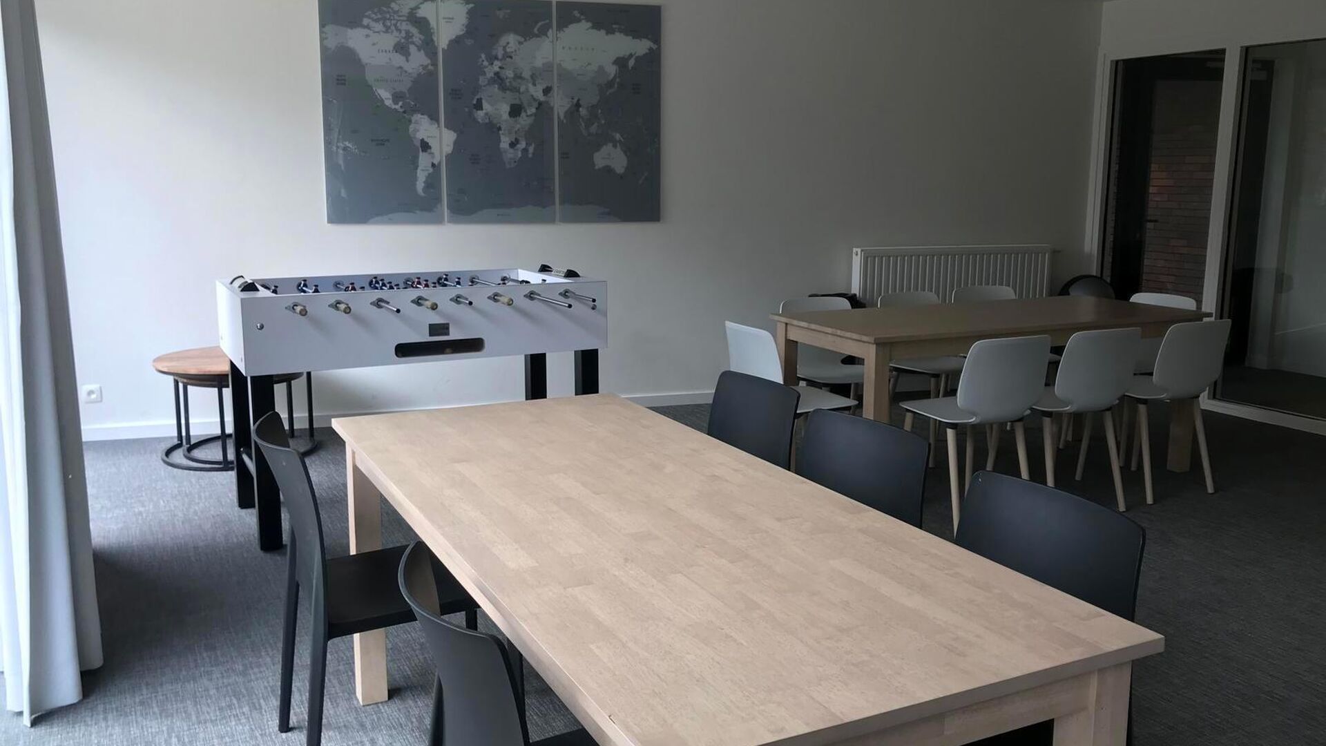 FOR STUDENTS ONLY
Student room located in the ACE student residence at 266 Ridderstraat. This room has its own bathroom, is furnished with: a bed, desk, bookshelf, closet and refrigerator. Each hallway has its common kitchen, where each student has their 