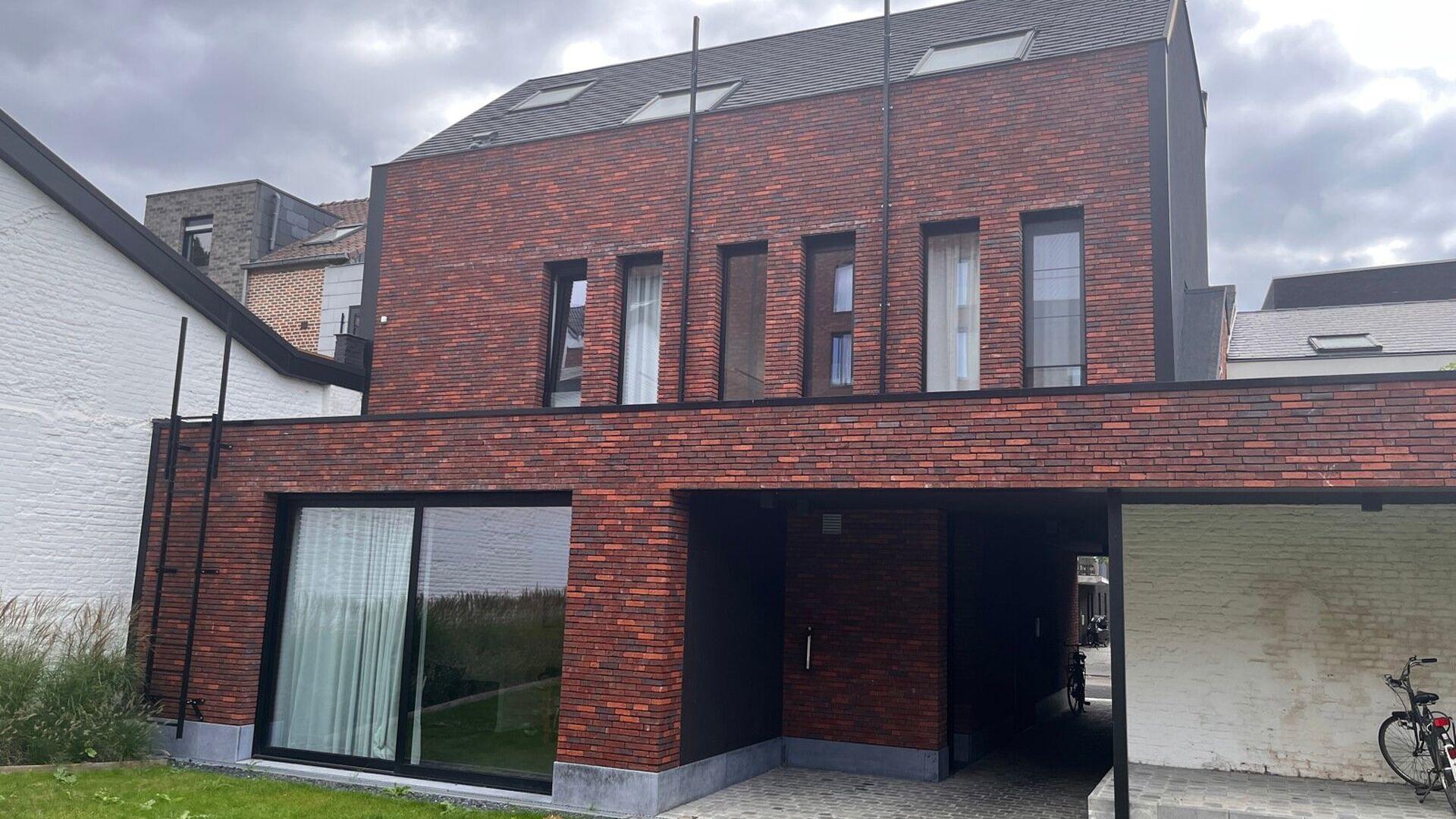 Laatste  kamer met gedeeld sanitair beschikbaar in Residentie ACE, Fonteinstraat 12B. Deze kamer is voorzien van alle modern comfort: parlefoon, eigen frigo, moderne meubels, eigen lavabo op kamer, verduisterende gordijnen en verlichting. Er is een gemeen