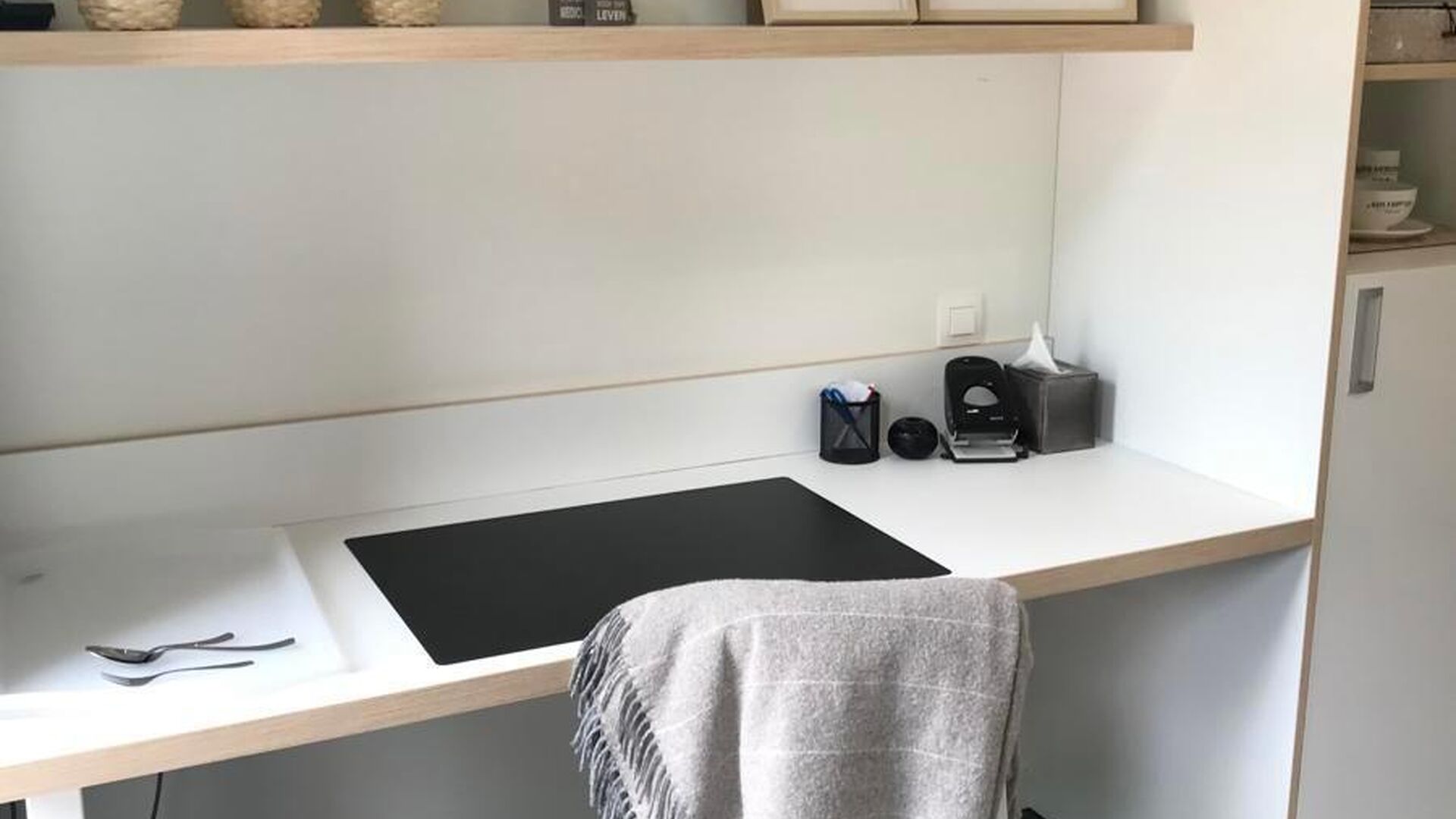 Studentenkamers gelegen in de studentenresidentie ACE op de Ridderstraat 266. Deze kamer heeft eigen sanitair, is gemeubeld met: een bed, bureau, boekenrek, kleerkast en frigo. Elke gang heeft zijn gemeenschappelijke keuken, waar elke student zijn eigen k