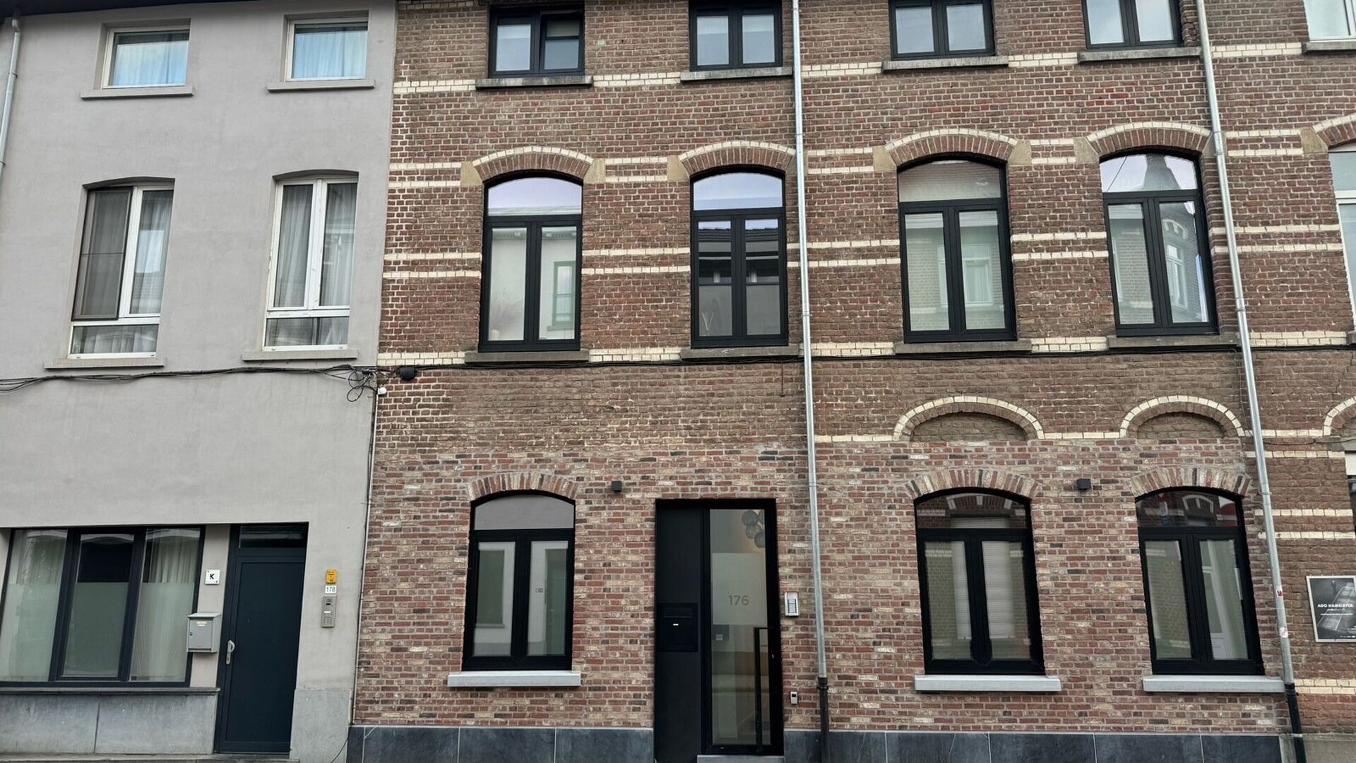 Leuke studentenkamer te huur in de Parkstraat 176 op de gelijkvloers. (ENKEL STUDENTEN)

Deze moderne kamer heeft haar eigen badkamer met een regendouche. Ook beschikt ze over een ruim bed, frigo, een eigen combi-oven en bureau.
In het gebouw is een fiets