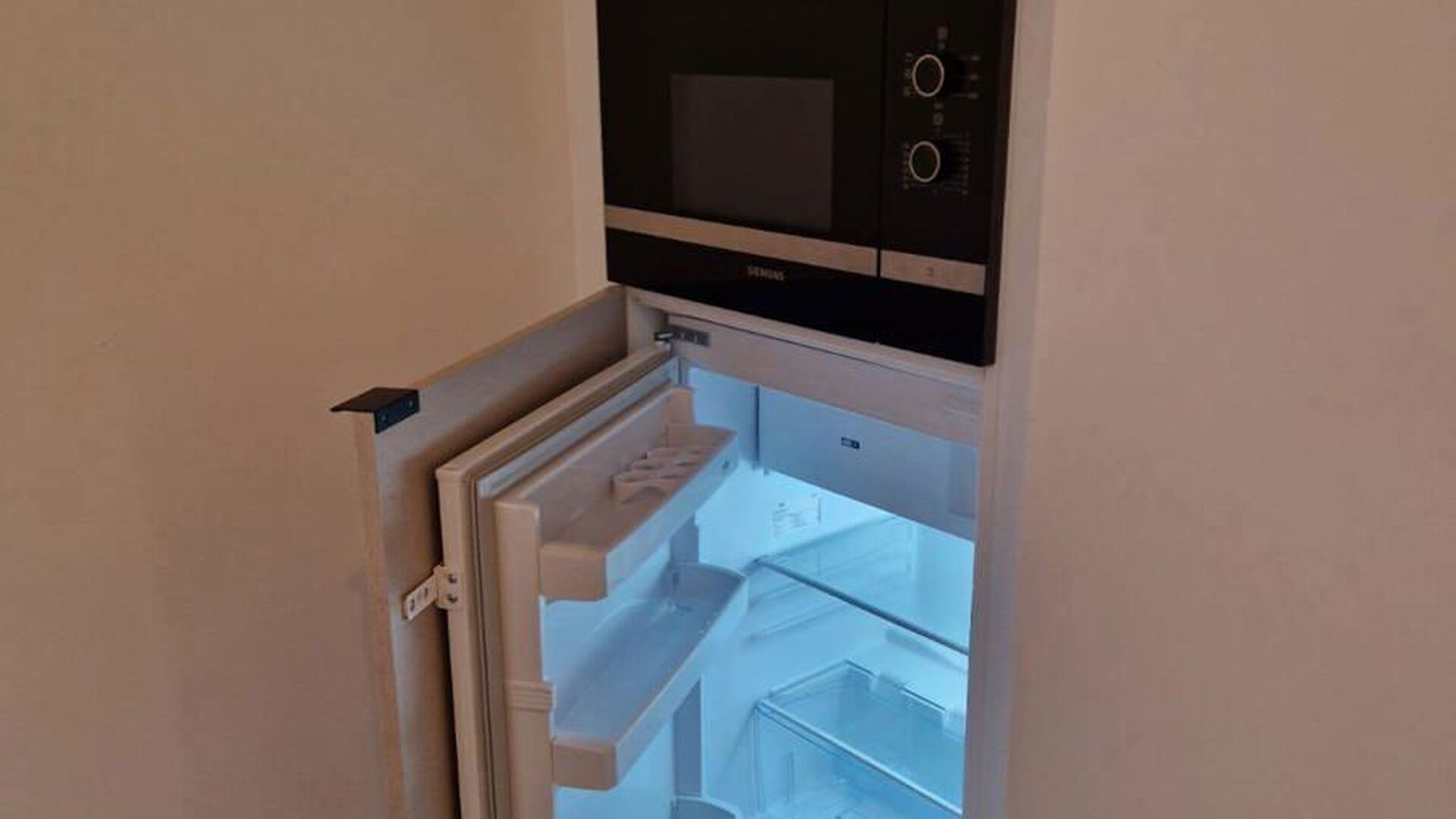 Leuke studentenkamer te huur in de Parkstraat 176 op de gelijkvloers. (ENKEL STUDENTEN)

Deze moderne kamer heeft haar eigen badkamer met een regendouche. Ook beschikt ze over een ruim bed, frigo, een eigen combi-oven en bureau.
In het gebouw is een fiets