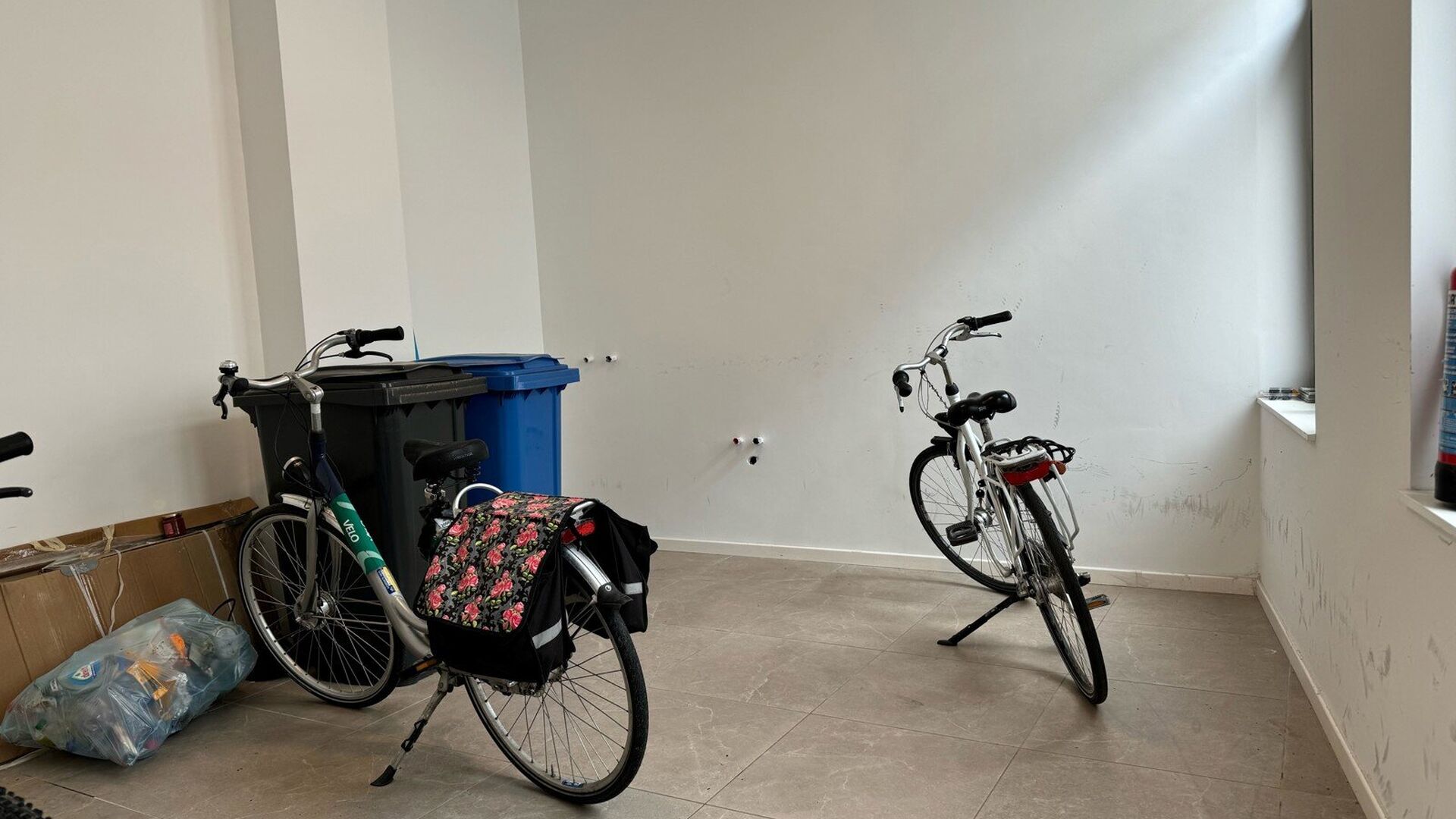 Leuke studentenkamer te huur in de Parkstraat 176 op de gelijkvloers. (ENKEL STUDENTEN)

Deze moderne kamer heeft haar eigen badkamer met een regendouche. Ook beschikt ze over een ruim bed, frigo, een eigen combi-oven en bureau.
In het gebouw is een fiets