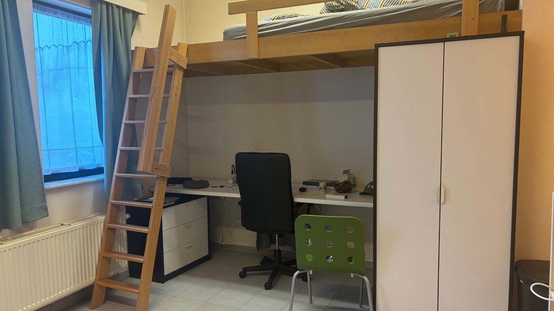 Deze studentenwoning huisvest een aantal kamers en studio's.  De brede inkomgang laat het toe om een fiets binnen te stallen, op de eerste tussenverdieping achteraan bevindt zich een gemeenschappelijke keuken. De kamer zelf bevindt zich op de eerste verdi