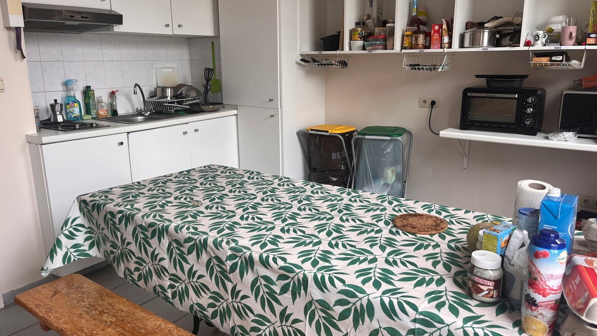 Deze studentenwoning huisvest een aantal kamers en studio's.  De brede inkomgang laat het toe om een fiets binnen te stallen, op de eerste tussenverdieping achteraan bevindt zich een gemeenschappelijke keuken. De kamer zelf bevindt zich op de eerste verdi