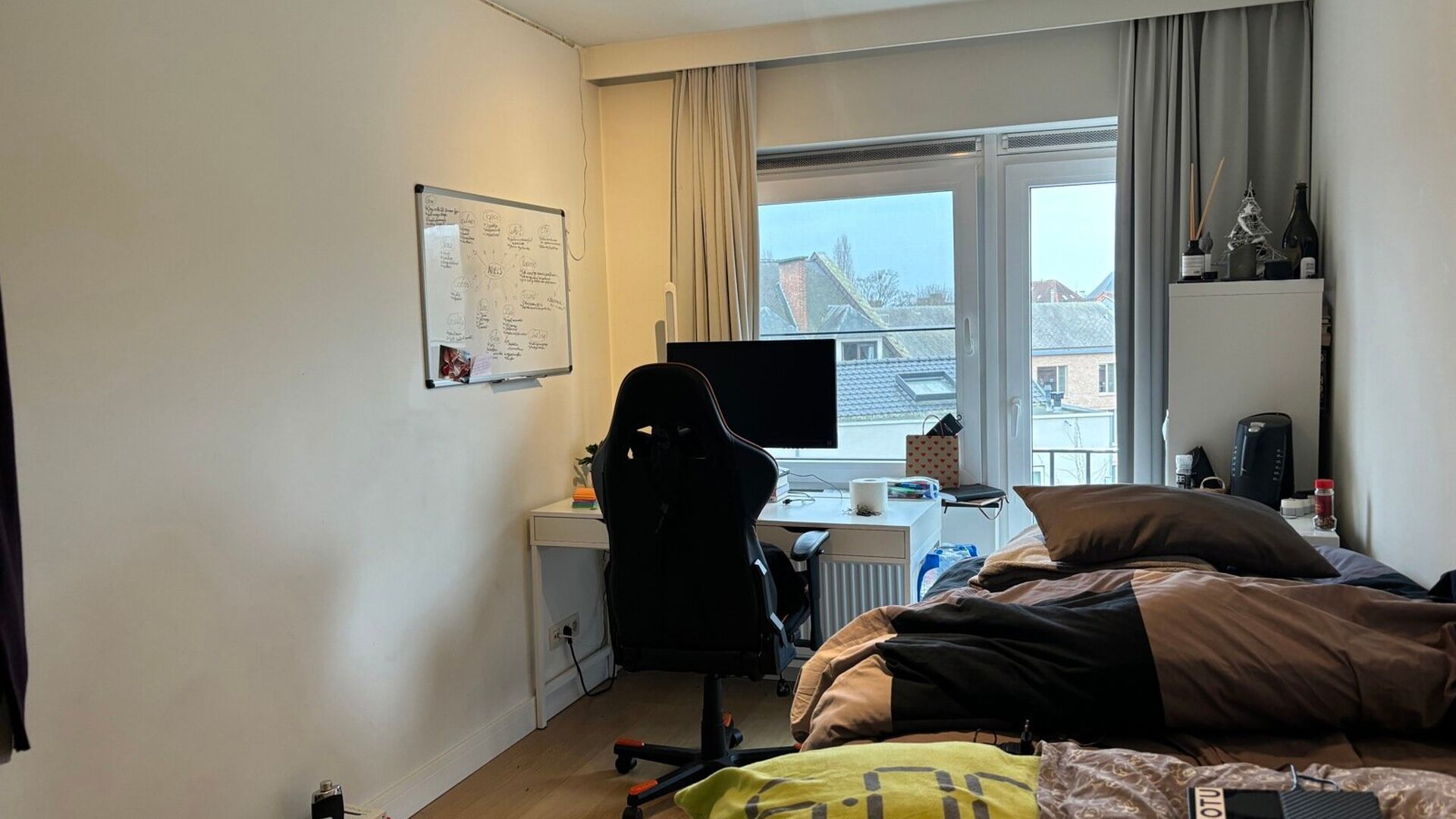 Toffe studentekamer in Residentie Central Park, gelegen op de vierde en hoogste verdieping aan de achterkant met zicht over het park. De kamer is gemeubeld met kast, bad, bureau, stoel, frigo en heeft een eigen frigo. Achteraan ook klein terrasje. De geme