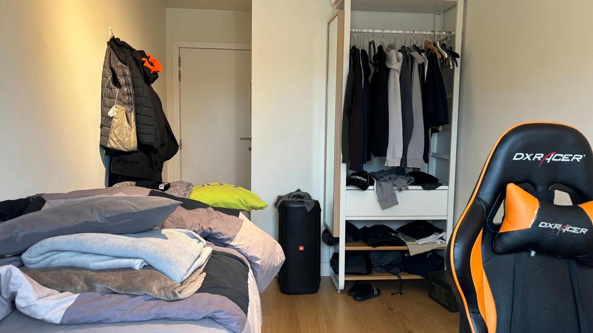 Toffe studentekamer in Residentie Central Park, gelegen op de vierde en hoogste verdieping aan de achterkant met zicht over het park. De kamer is gemeubeld met kast, bad, bureau, stoel, frigo en heeft een eigen frigo. Achteraan ook klein terrasje. De geme