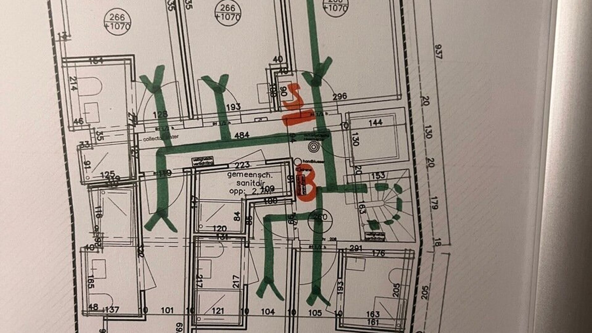 Toffe studentekamer in Residentie Central Park, gelegen op de vierde en hoogste verdieping aan de achterkant met zicht over het park. De kamer is gemeubeld met kast, bad, bureau, stoel, frigo en heeft een eigen frigo. Achteraan ook klein terrasje. De geme