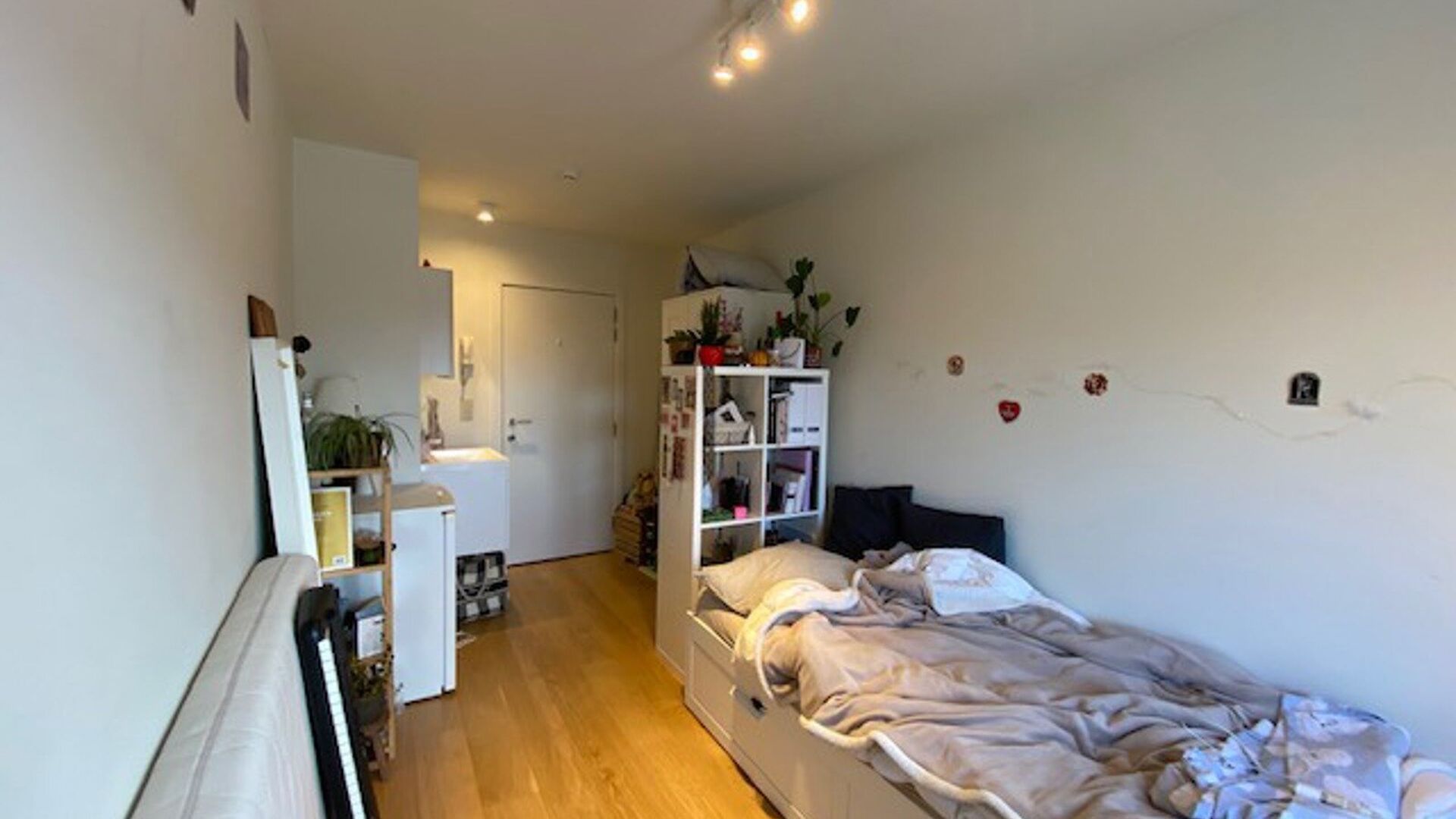 Toffe studentekamer in Residentie Central Park, gelegen op de vierde en hoogste verdieping aan de achterkant met zicht over het park. De kamer is gemeubeld met kast, bad, bureau, stoel, frigo en heeft een eigen frigo. Achteraan ook klein terrasje. De geme