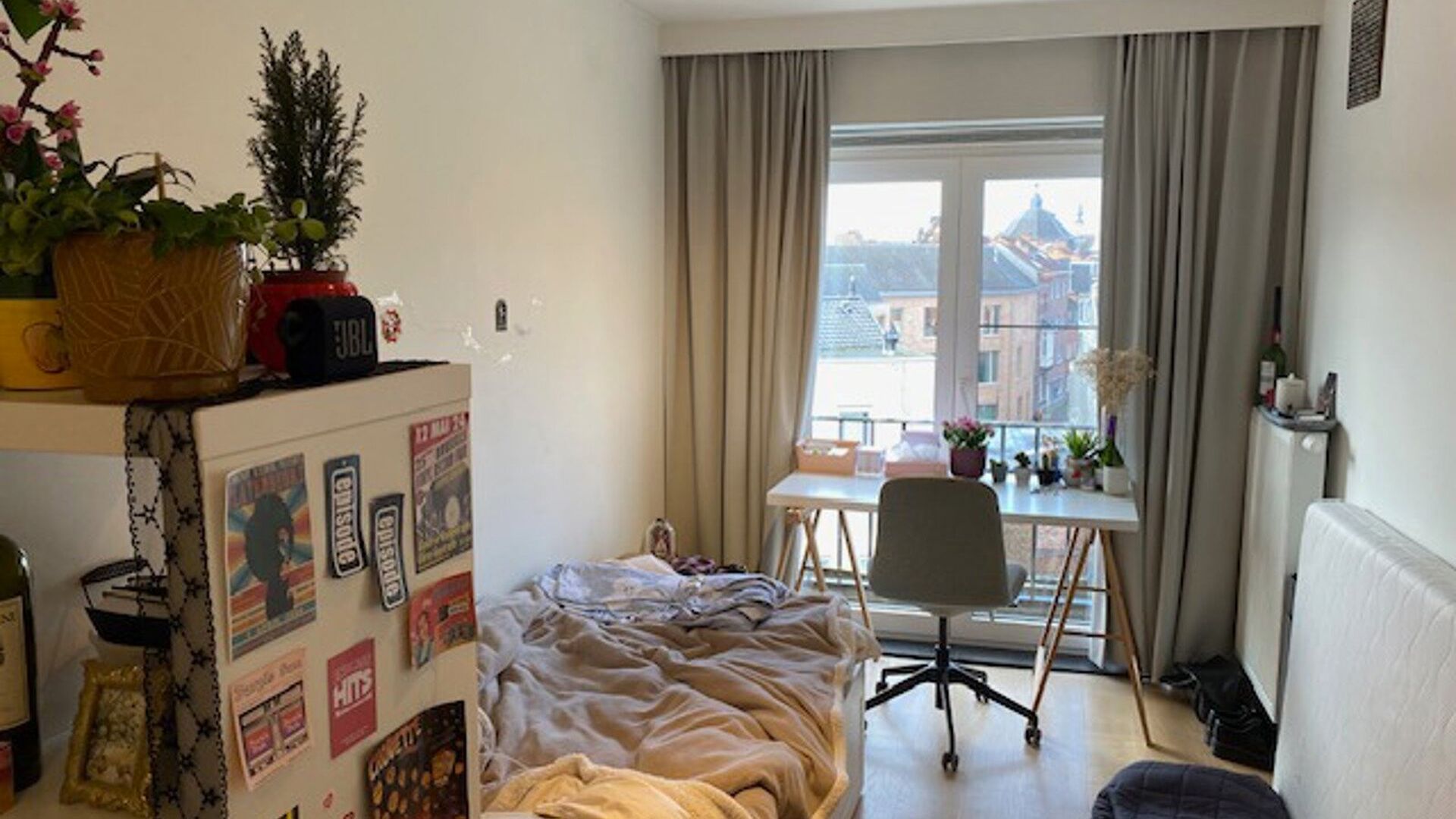 Toffe studentekamer in Residentie Central Park, gelegen op de vierde en hoogste verdieping aan de achterkant met zicht over het park. De kamer is gemeubeld met kast, bad, bureau, stoel, frigo en heeft een eigen frigo. Achteraan ook klein terrasje. De geme