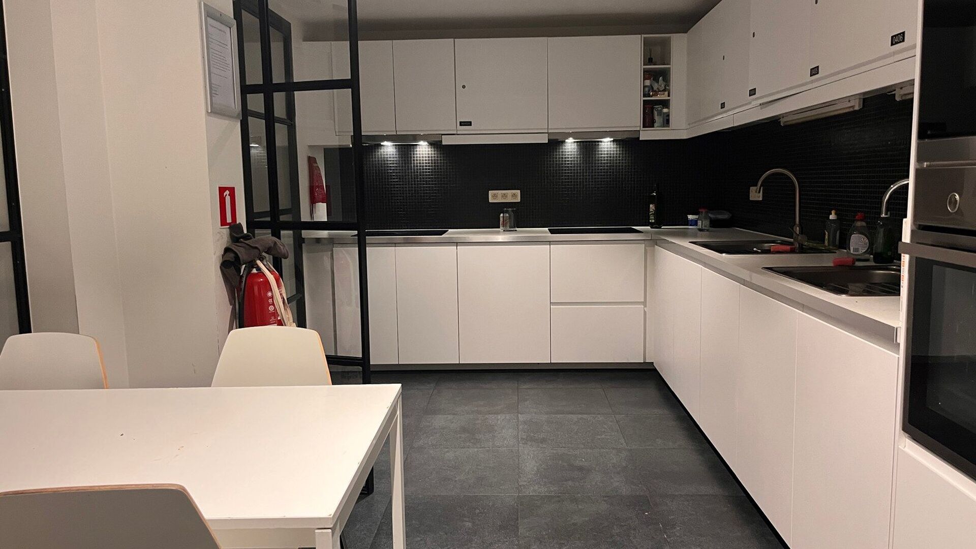 Toffe studentekamer in Residentie Central Park, gelegen op de vierde en hoogste verdieping aan de achterkant met zicht over het park. De kamer is gemeubeld met kast, bad, bureau, stoel, frigo en heeft een eigen frigo. Achteraan ook klein terrasje. De geme