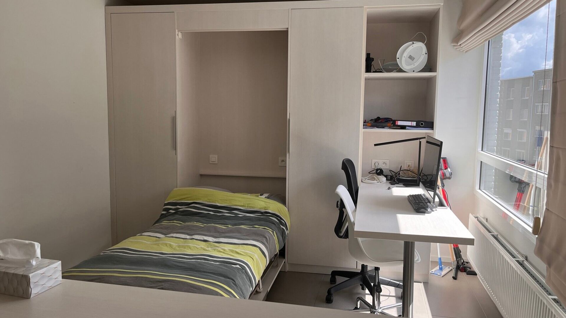 Studio à louer pour étudiants dans Remi Vandervaerenlaan 1 à Leuven. Situation très calme près du ring avec accès facile à Heverlee.
Immeuble avec uniquement des studios d'étudiants. Le studio dispose de ses propres installations sanitaires, d'une