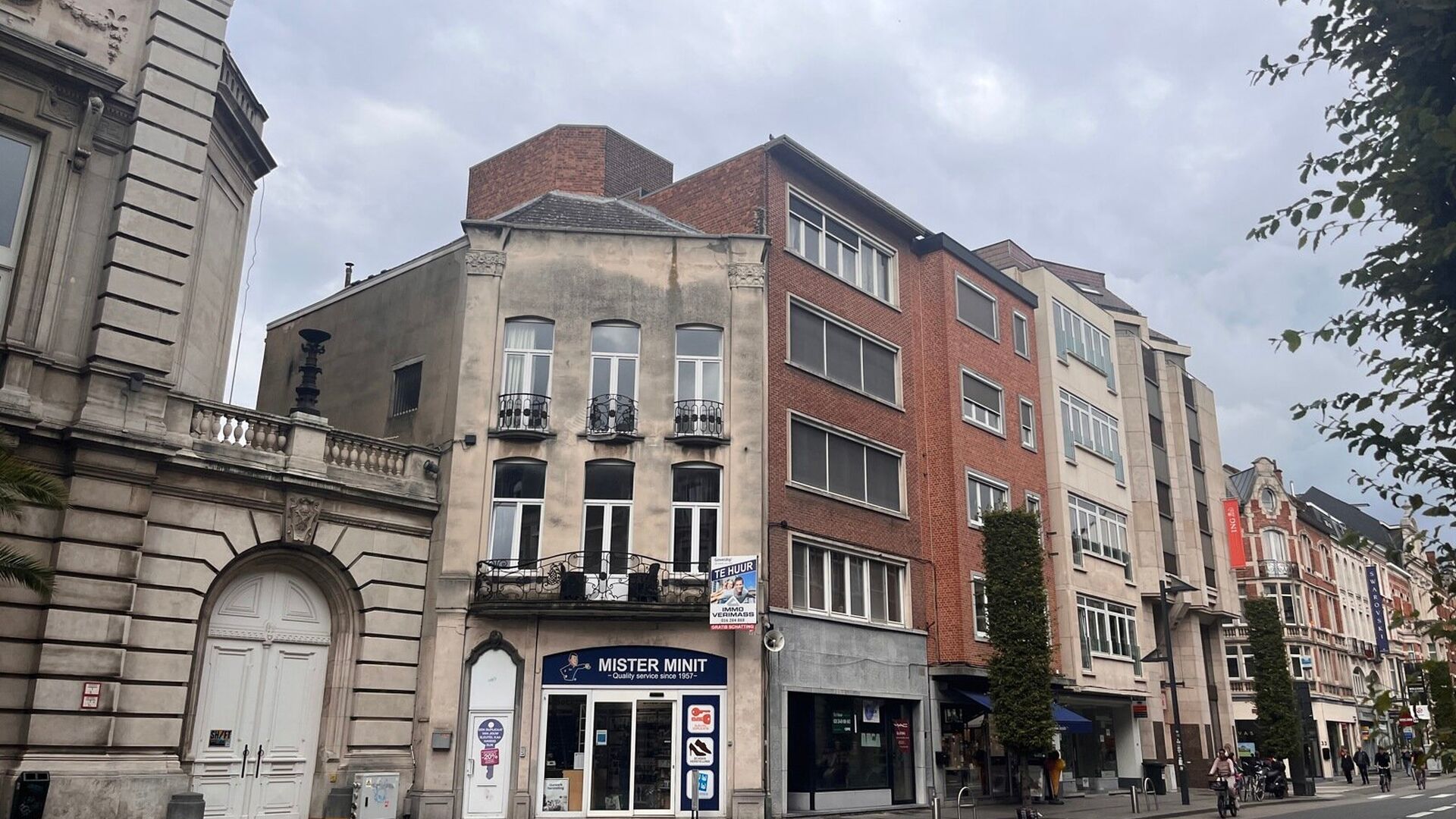 Ce studio spacieux et lumineux est situé au troisième étage à l'arrière du bâtiment avec accès à l'ascenseur. Le studio dispose d'une cuisine intégrée, d'un débarras avec machine à laver et d'une salle de bain avec douche, lavabo et WC. 
Dispo