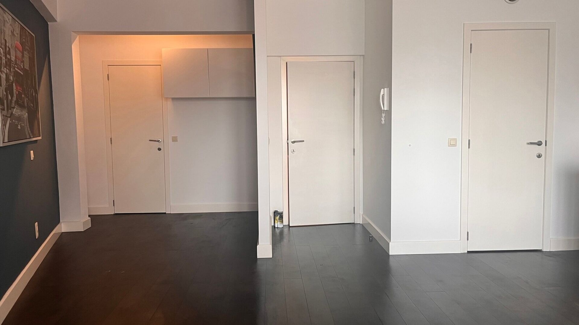 Ce studio spacieux et lumineux est situé au troisième étage à l'arrière du bâtiment avec accès à l'ascenseur. Le studio dispose d'une cuisine intégrée, d'un débarras avec machine à laver et d'une salle de bain avec douche, lavabo et WC. 
Dispo