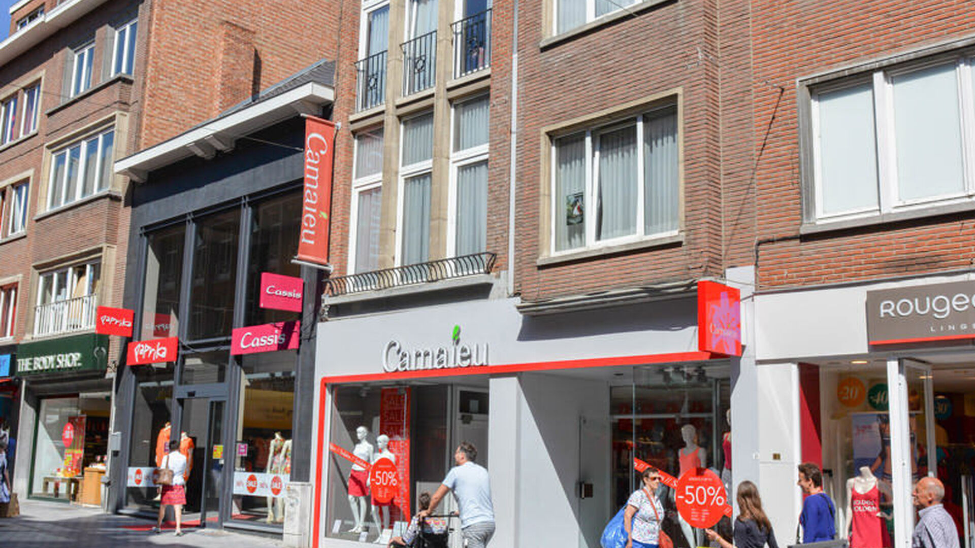 Ce studio meublé confortable est situé à l'arrière de la Diestsestraat, près de la Grote Markt. Il est situé au deuxième étage et donc très calme. Le studio dispose d'une kitchenette intégrée, d'une table à manger, d'un bureau, d'un lit pliant