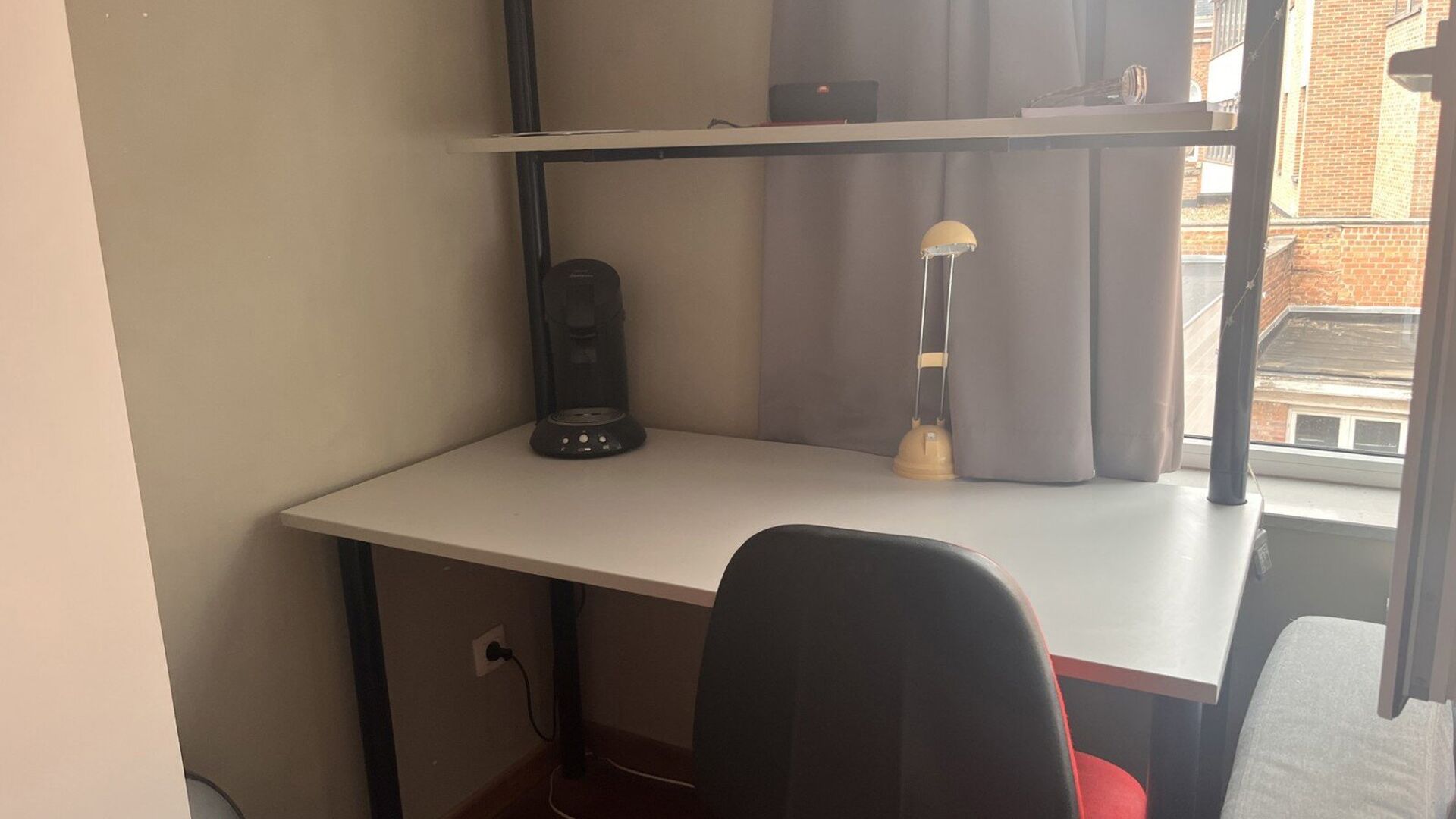 Ce studio meublé confortable est situé à l'arrière de la Diestsestraat, près de la Grote Markt. Il est situé au deuxième étage et donc très calme. Le studio dispose d'une kitchenette intégrée, d'une table à manger, d'un bureau, d'un lit pliant