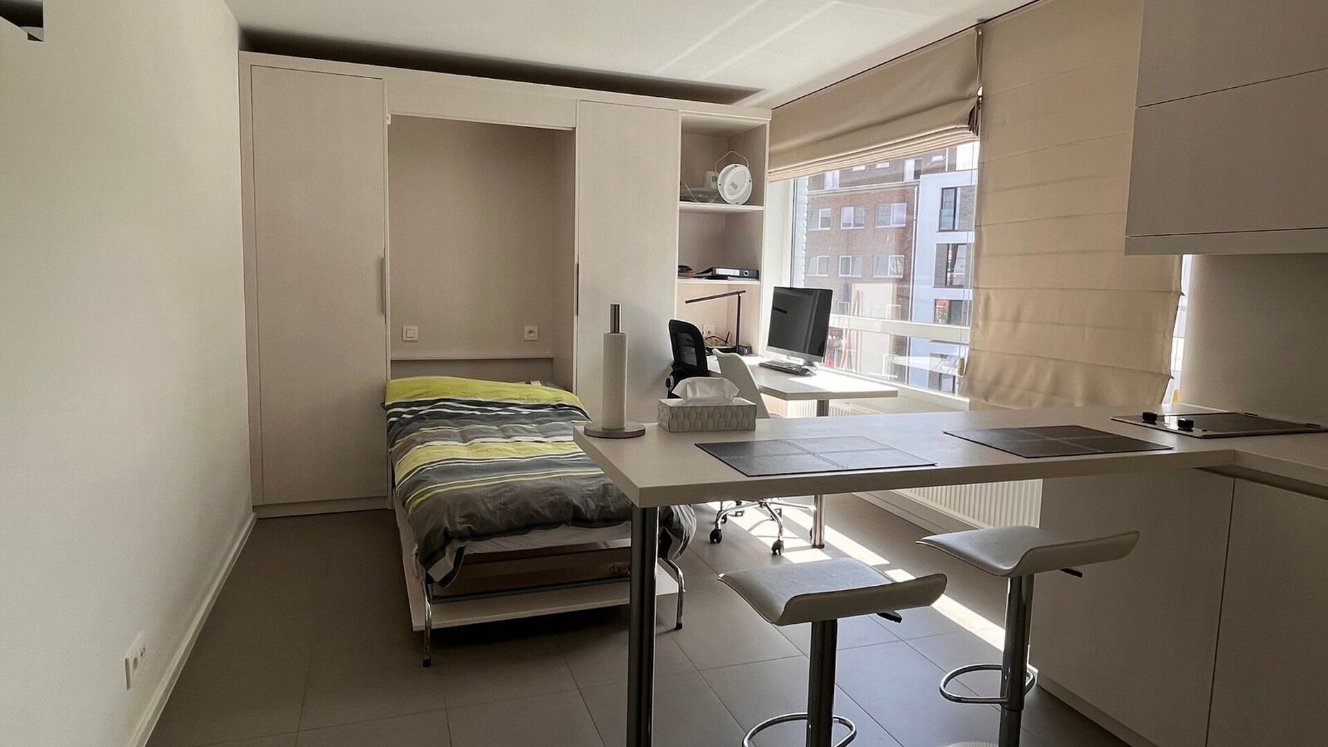 Studio te huur voor studenten in de Remi Vandervaerenlaan 1 te Leuven. Zeer rustig gelegen vlak aan de ring met vlotte verbinding naar Heverlee.
Gebouw met enkel studentenstudio's. Studio heeft eigen sanitair, ingebouwde kitchnette met frigo, opklapbaarbe