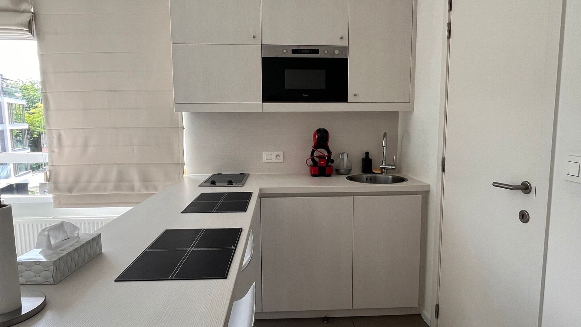 Studio te huur voor studenten in de Remi Vandervaerenlaan 1 te Leuven. Zeer rustig gelegen vlak aan de ring met vlotte verbinding naar Heverlee.
Gebouw met enkel studentenstudio's. Studio heeft eigen sanitair, ingebouwde kitchnette met frigo, opklapbaarbe