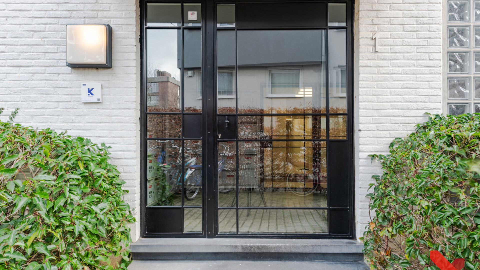 Studio te huur voor studenten in de Remi Vandervaerenlaan 1 te Leuven. Zeer rustig gelegen vlak aan de ring met vlotte verbinding naar Heverlee.
Gebouw met enkel studentenstudio's. Studio heeft eigen sanitair, ingebouwde kitchnette met frigo, opklapbaarbe