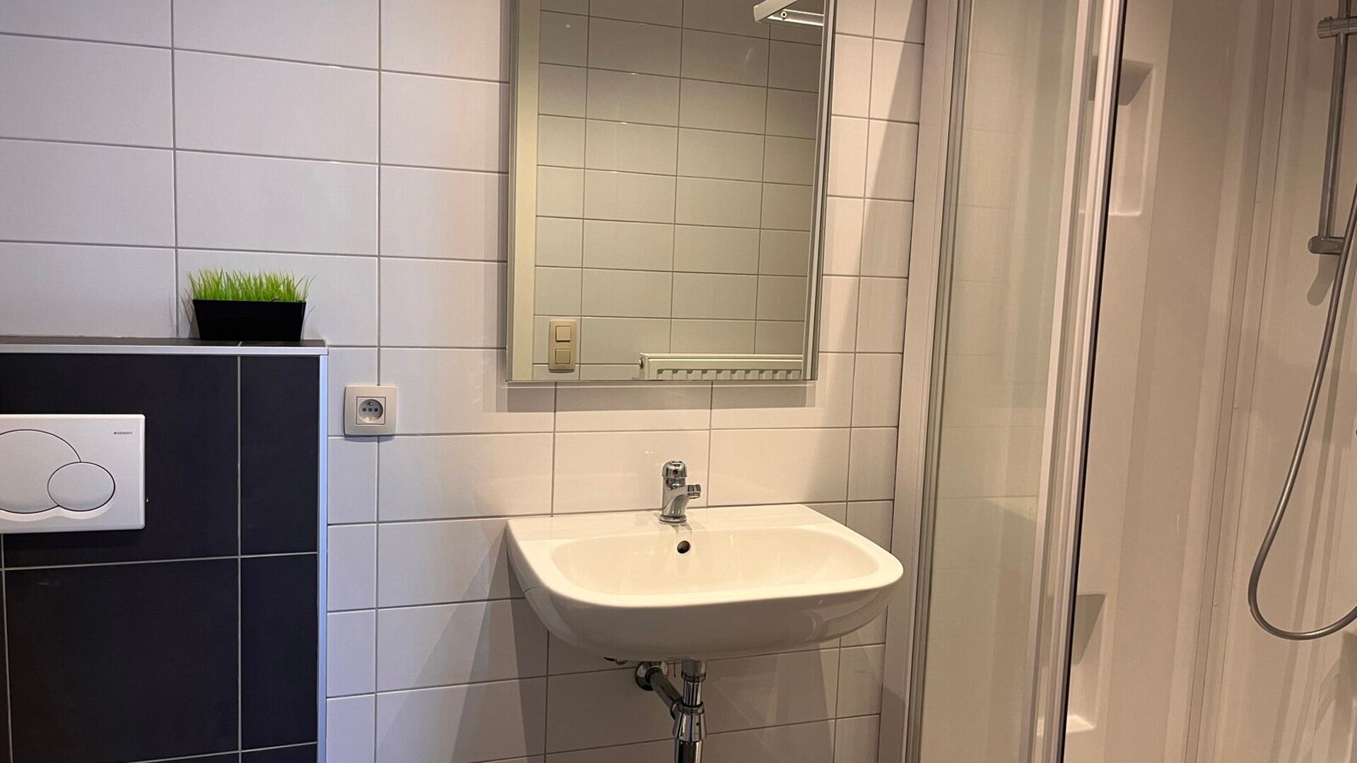 This bright spacious studio is located on the third floor at the back of the building with elevator. The studio has a built-in kitchen, storage room with washing machine and bathroom with shower, sink and WC. 
Available from October 1, 2024.
Rent 850 € 