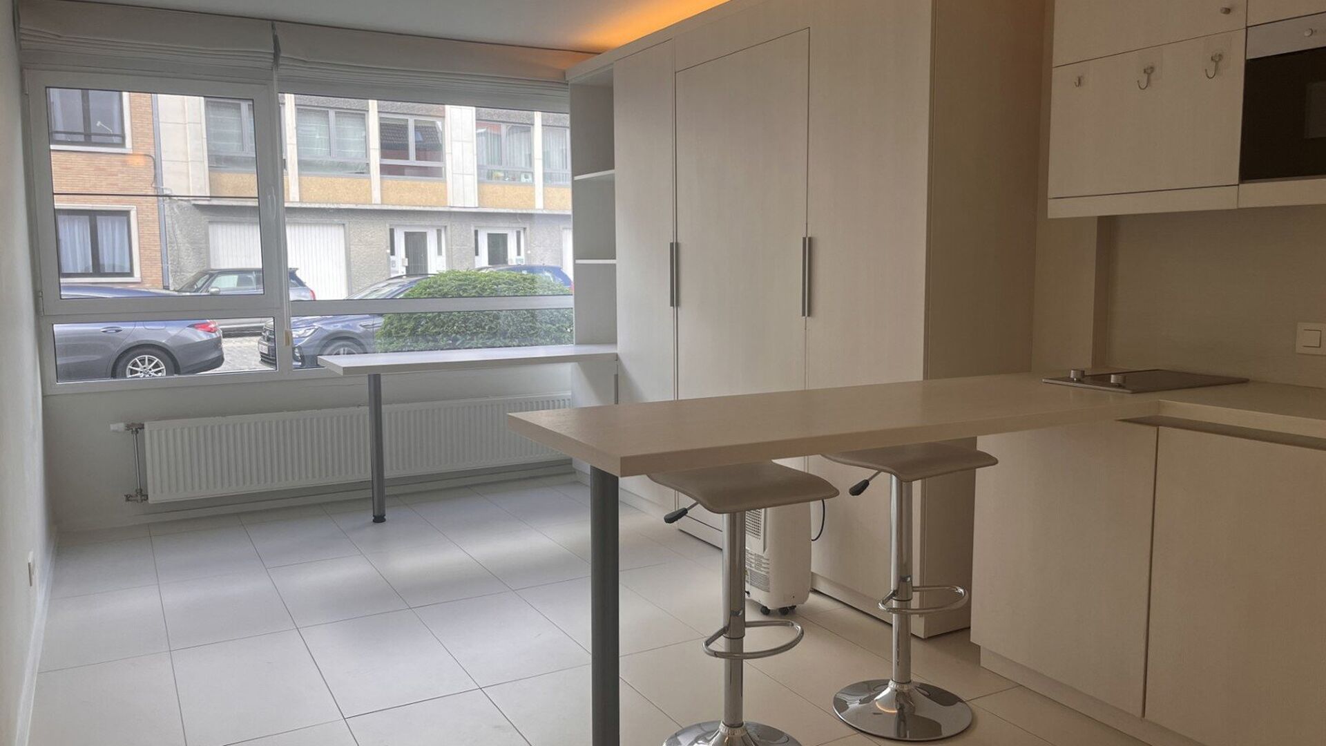 Studio for rent for students in the Remi Vandervaerenlaan 1 in Leuven. Very quiet location near the ring road with easy access to Heverlee.
Building with only student studios. Studio has its own bathroom, built-in kitchnette with fridge, folding bed and b