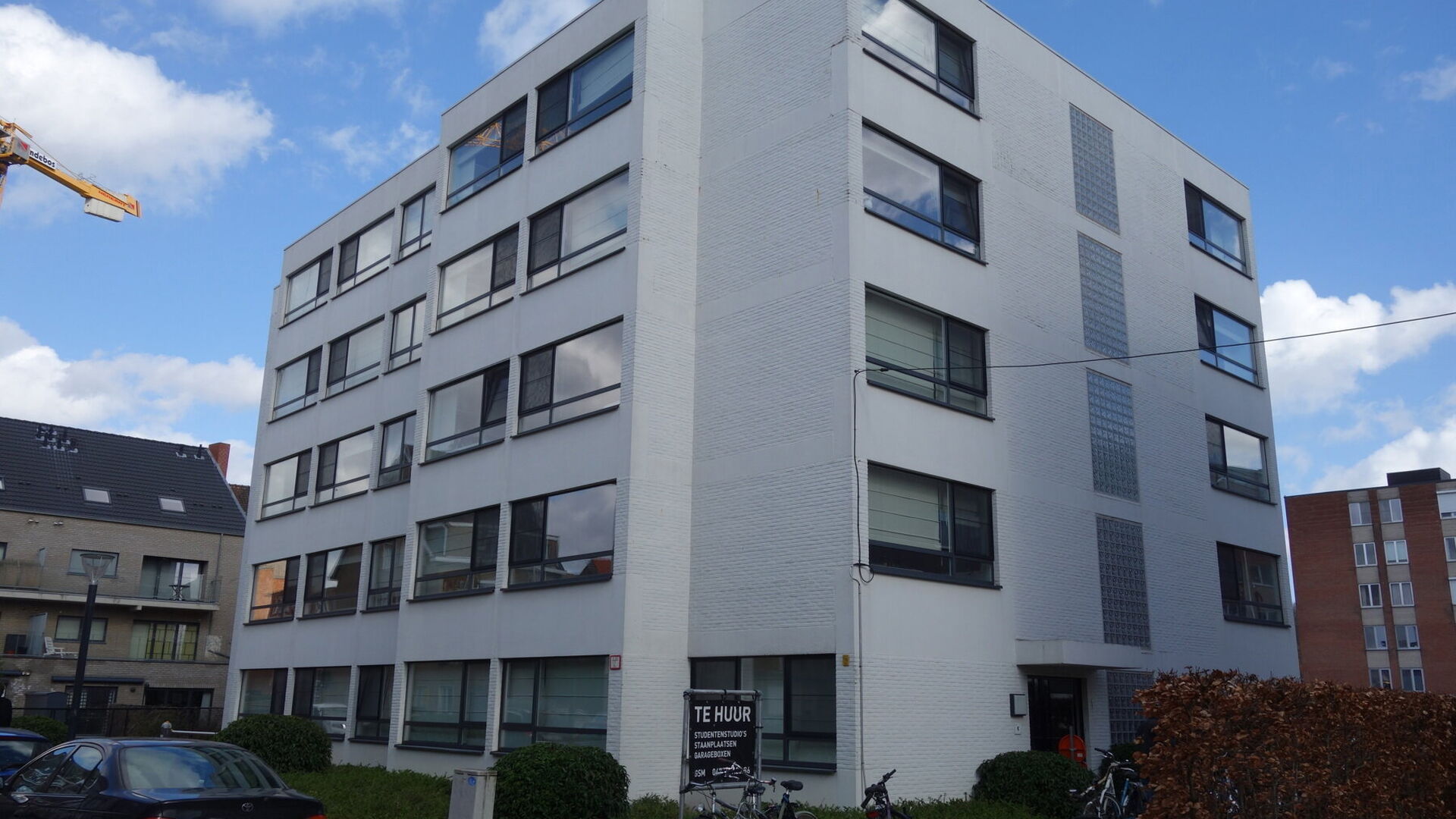 Studio for rent for students in the Remi Vandervaerenlaan 1 in Leuven. Very quiet location near the ring road with easy access to Heverlee.
Building with only student studios. Studio has its own bathroom, built-in kitchnette with fridge, folding bed and b