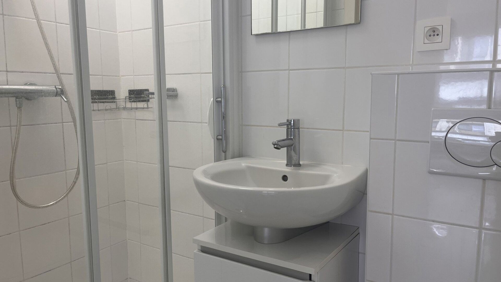 Studio for rent for students in the Remi Vandervaerenlaan 1 in Leuven. Very quiet location near the ring road with easy access to Heverlee.
Building with only student studios. Studio has its own bathroom, built-in kitchnette with fridge, folding bed and b