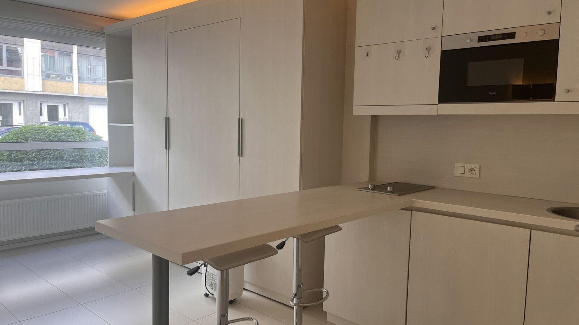 Studio for rent for students in the Remi Vandervaerenlaan 1 in Leuven. Very quiet location near the ring road with easy access to Heverlee.
Building with only student studios. Studio has its own bathroom, built-in kitchnette with fridge, folding bed and b