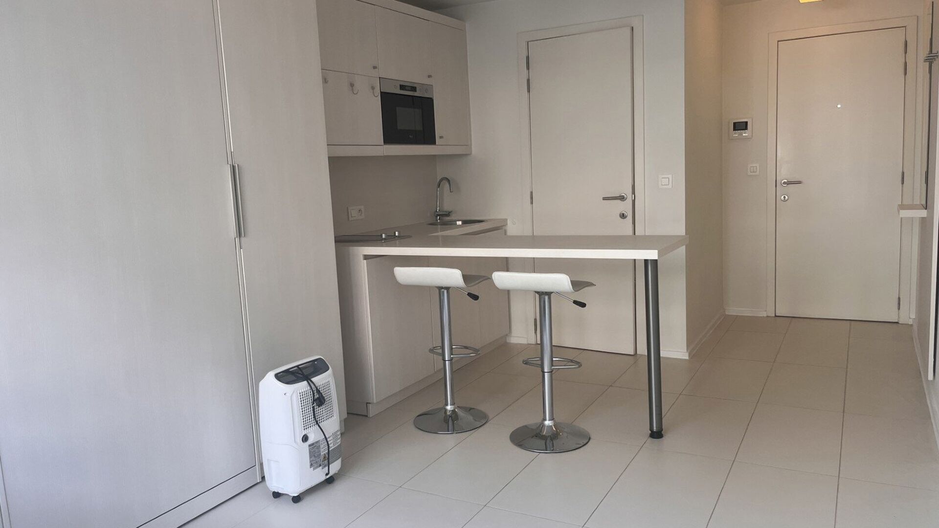 Studio for rent for students in the Remi Vandervaerenlaan 1 in Leuven. Very quiet location near the ring road with easy access to Heverlee.
Building with only student studios. Studio has its own bathroom, built-in kitchnette with fridge, folding bed and b