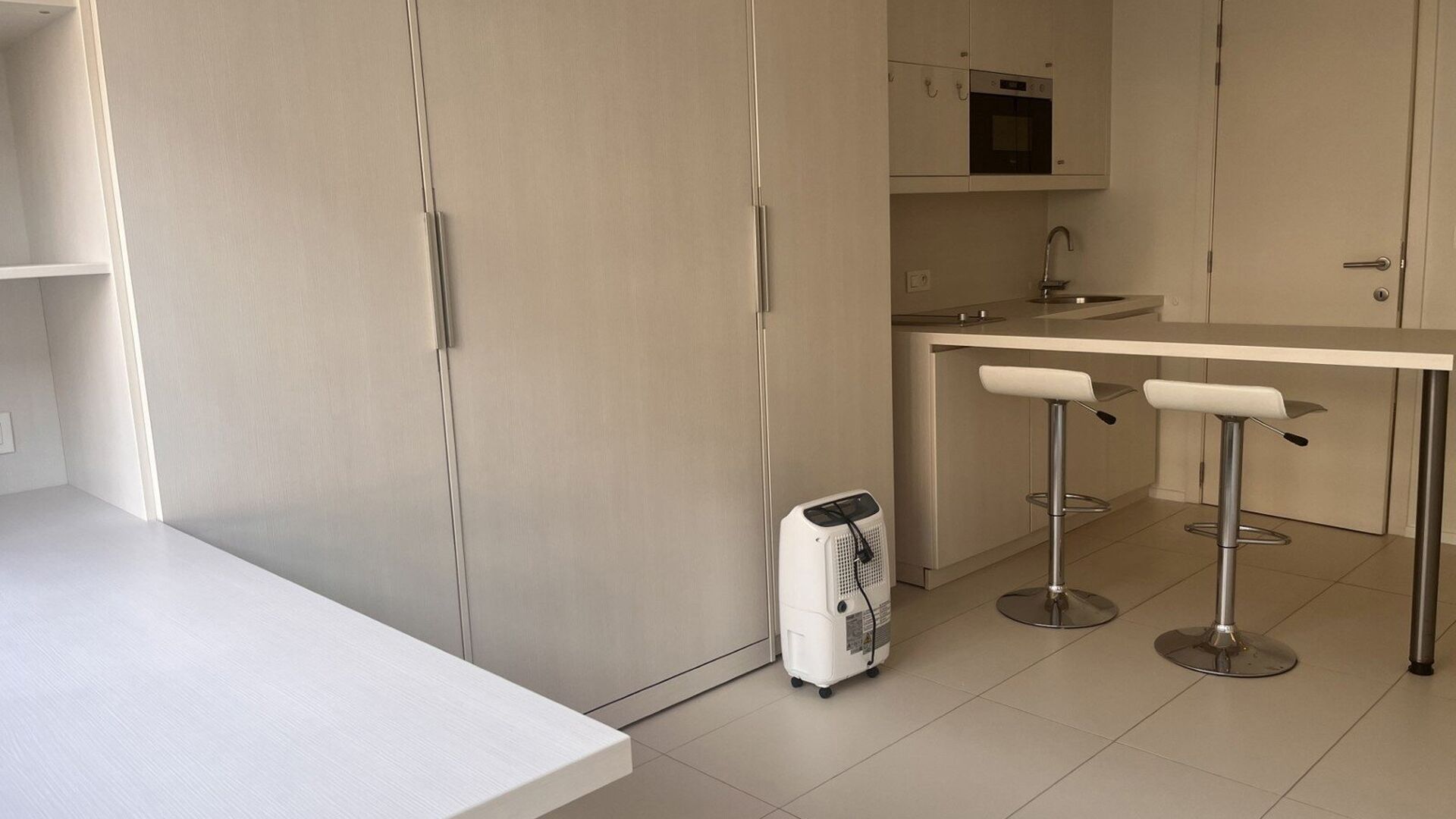 Studio for rent for students in the Remi Vandervaerenlaan 1 in Leuven. Very quiet location near the ring road with easy access to Heverlee.
Building with only student studios. Studio has its own bathroom, built-in kitchnette with fridge, folding bed and b