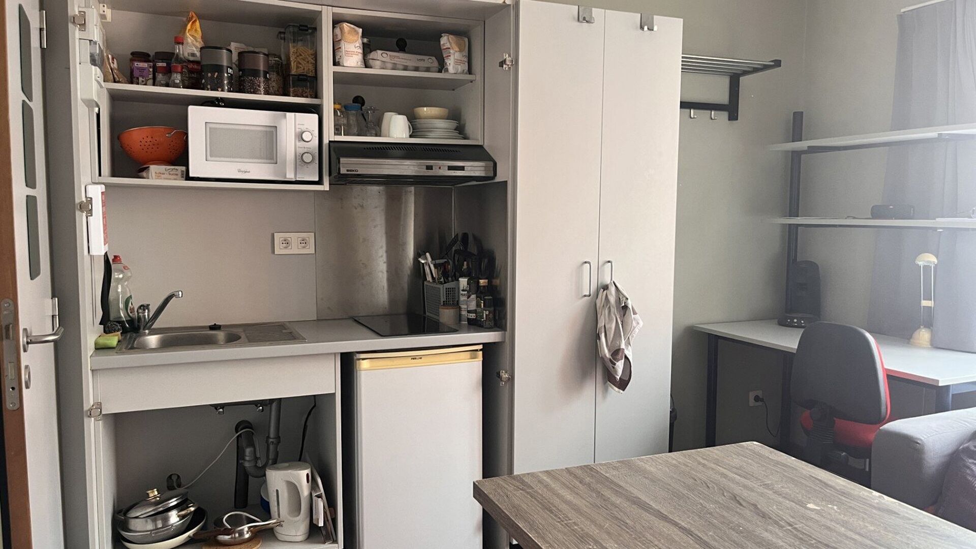 This cozy furnished studio is located at the back in the Diestsestraat near the Grote Markt. It is located on the second floor and thus very quiet. The studio has a built-in kitchenette, dining table, desk, folding bed (90*200 cm) and bathroom with shower