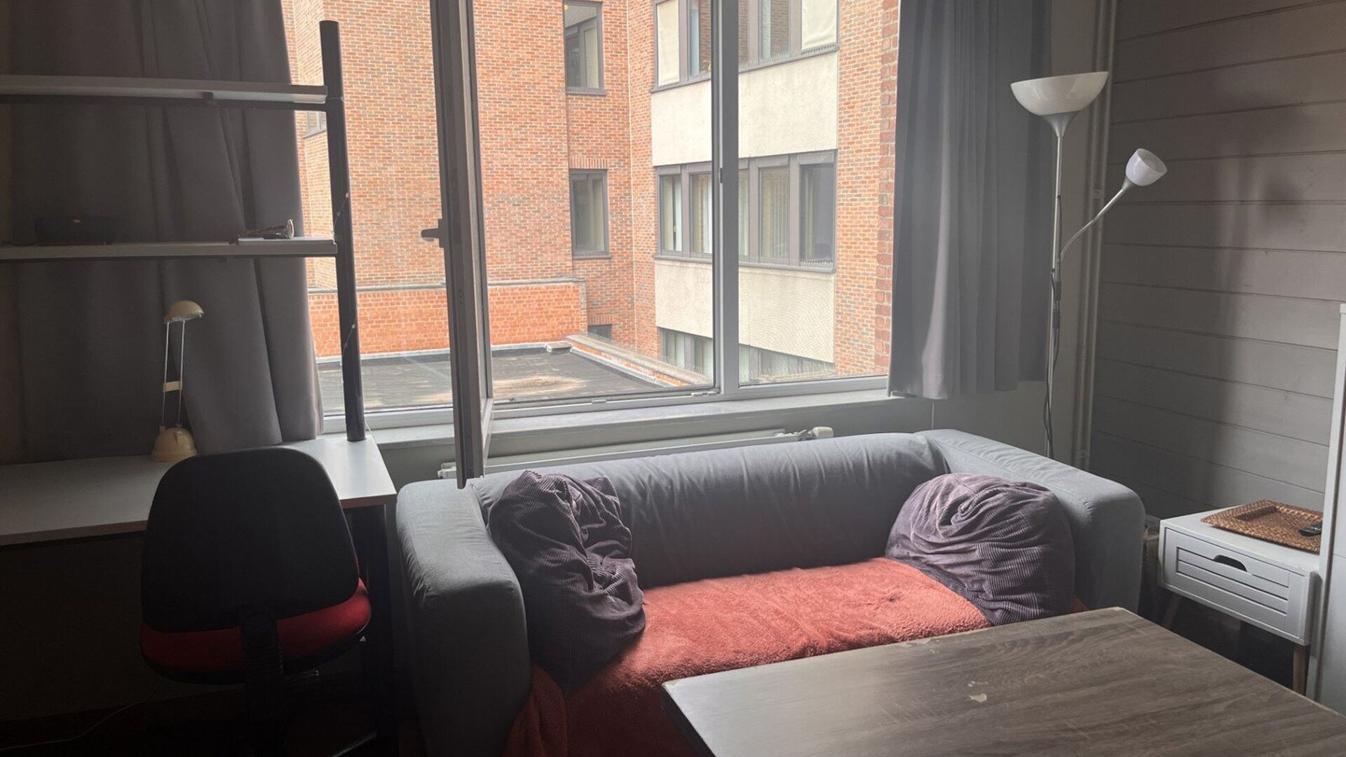 This cozy furnished studio is located at the back in the Diestsestraat near the Grote Markt. It is located on the second floor and thus very quiet. The studio has a built-in kitchenette, dining table, desk, folding bed (90*200 cm) and bathroom with shower