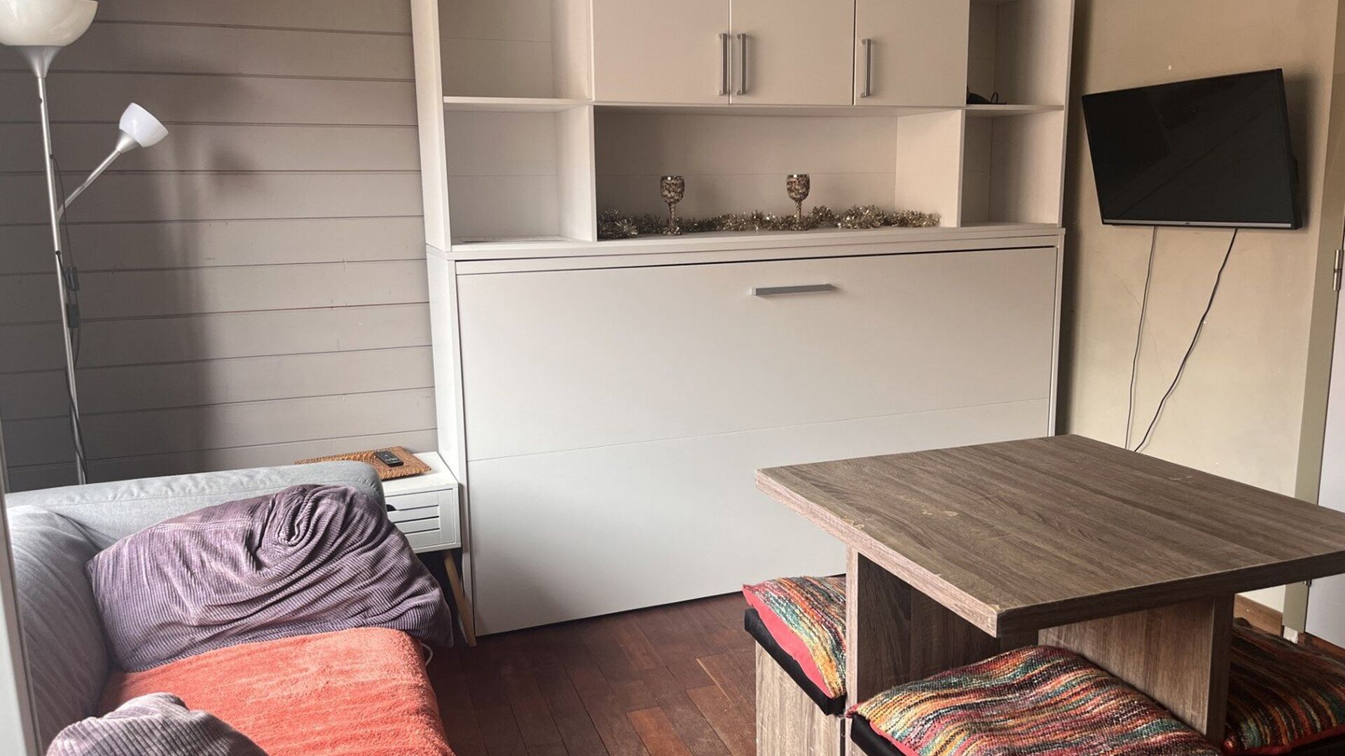 This cozy furnished studio is located at the back in the Diestsestraat near the Grote Markt. It is located on the second floor and thus very quiet. The studio has a built-in kitchenette, dining table, desk, folding bed (90*200 cm) and bathroom with shower