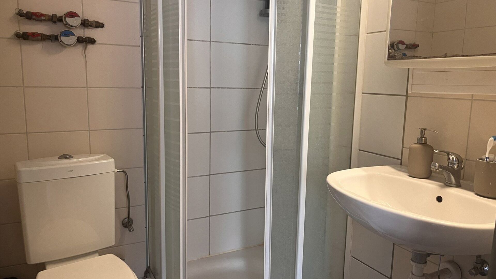 This cozy furnished studio is located at the back in the Diestsestraat near the Grote Markt. It is located on the second floor and thus very quiet. The studio has a built-in kitchenette, dining table, desk, folding bed (90*200 cm) and bathroom with shower