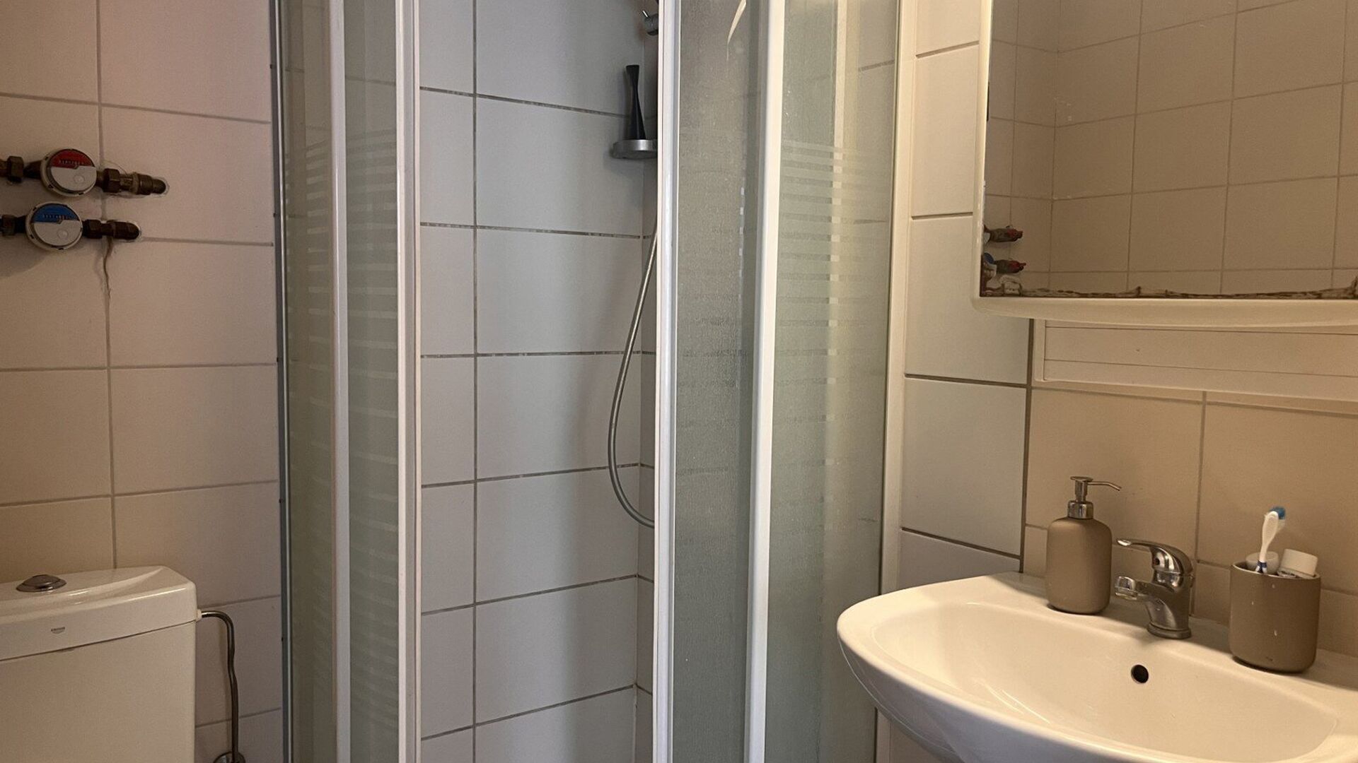 This cozy furnished studio is located at the back in the Diestsestraat near the Grote Markt. It is located on the second floor and thus very quiet. The studio has a built-in kitchenette, dining table, desk, folding bed (90*200 cm) and bathroom with shower