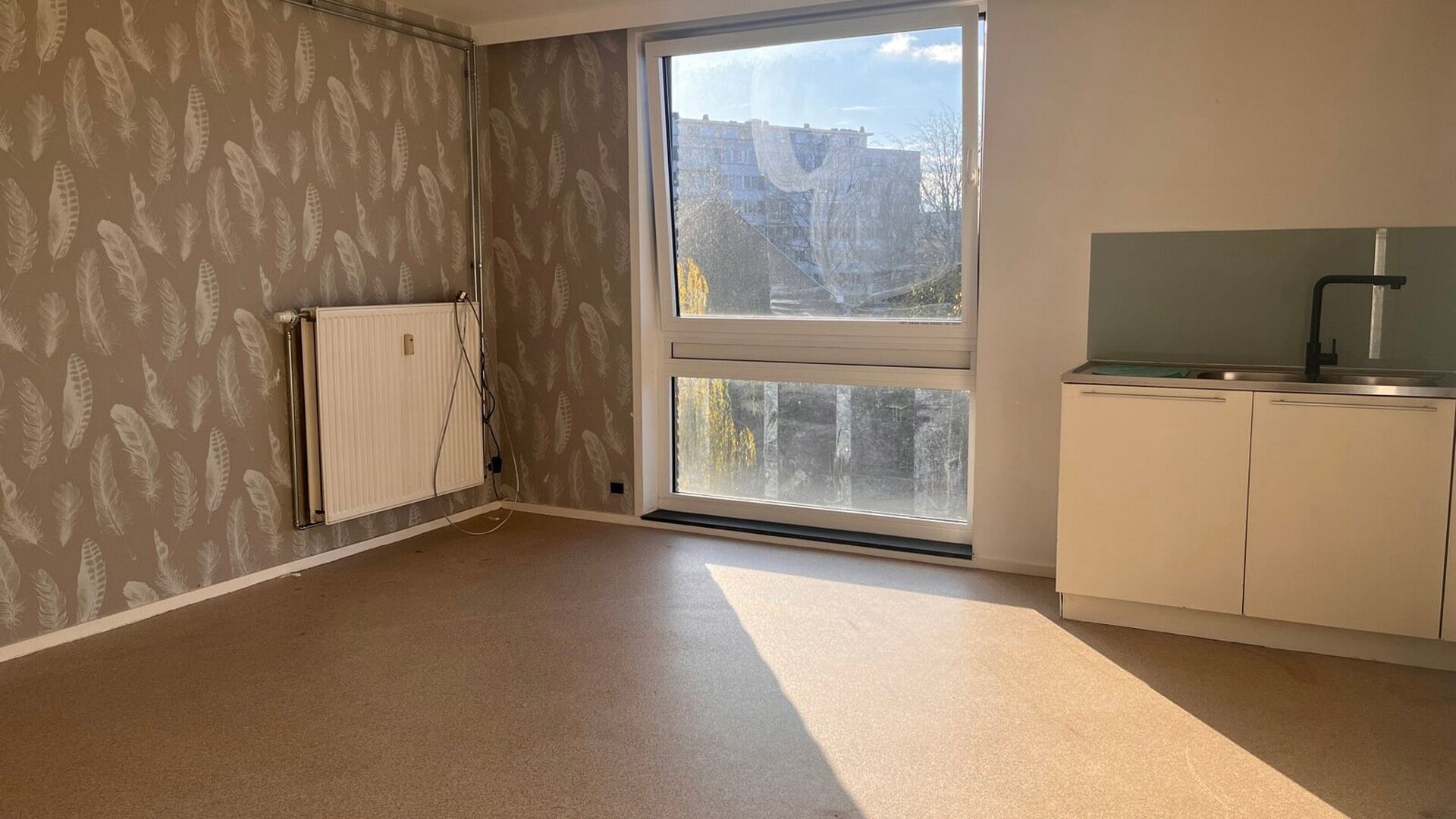 Spacious bright studio with a view over the Dijle. The studio is quietly located in the back of Mechelsestraat, with easy access to the center, public transport and the Leuven ring road.  It is located on the third floor in a building with elevator. The 