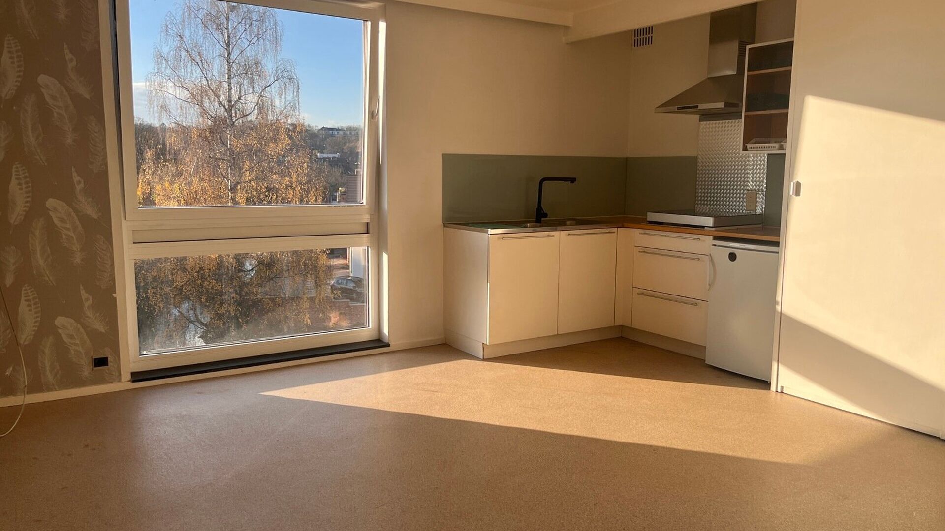 Spacious bright studio with a view over the Dijle. The studio is quietly located in the back of Mechelsestraat, with easy access to the center, public transport and the Leuven ring road.  It is located on the third floor in a building with elevator. The 