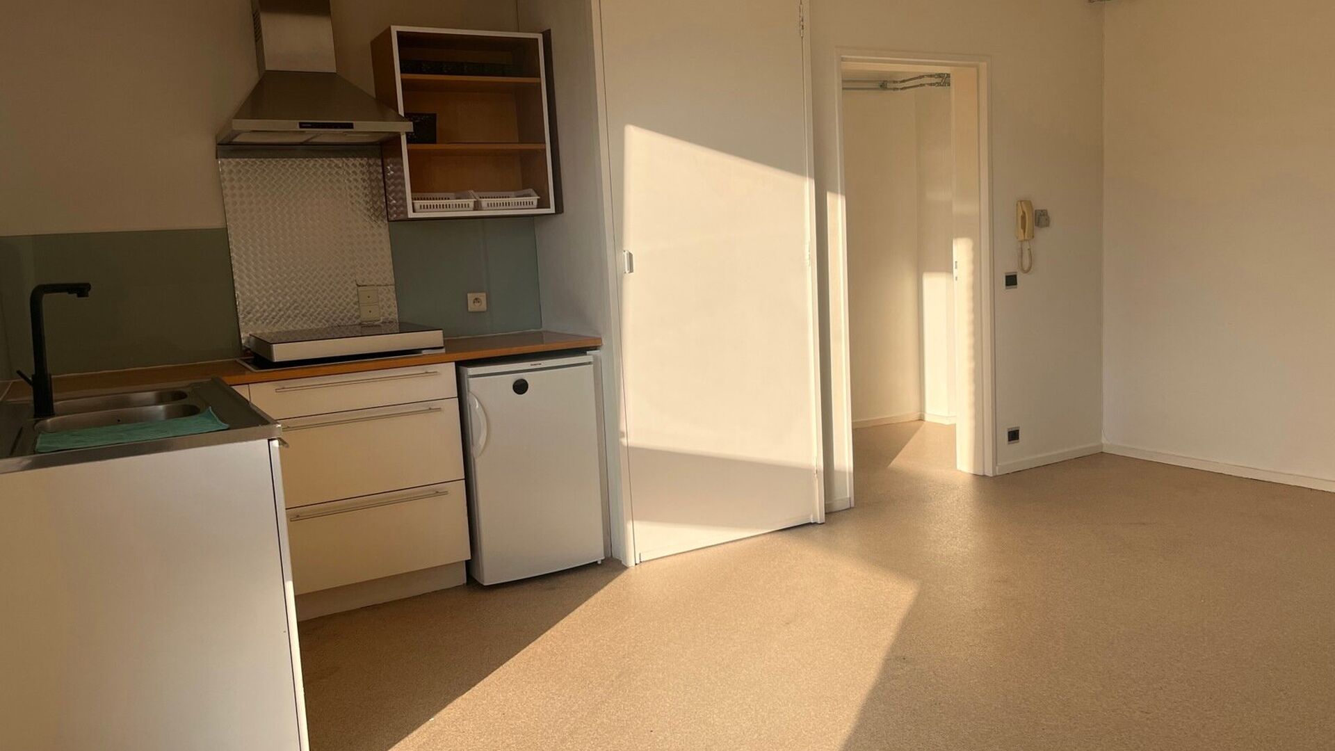 Spacious bright studio with a view over the Dijle. The studio is quietly located in the back of Mechelsestraat, with easy access to the center, public transport and the Leuven ring road.  It is located on the third floor in a building with elevator. The 