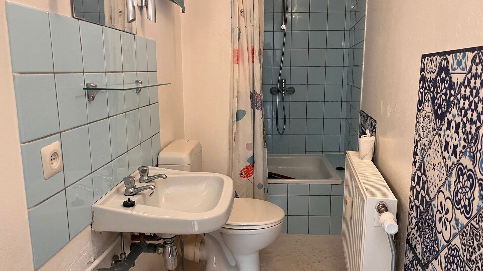 Spacious bright studio with a view over the Dijle. The studio is quietly located in the back of Mechelsestraat, with easy access to the center, public transport and the Leuven ring road.  It is located on the third floor in a building with elevator. The 