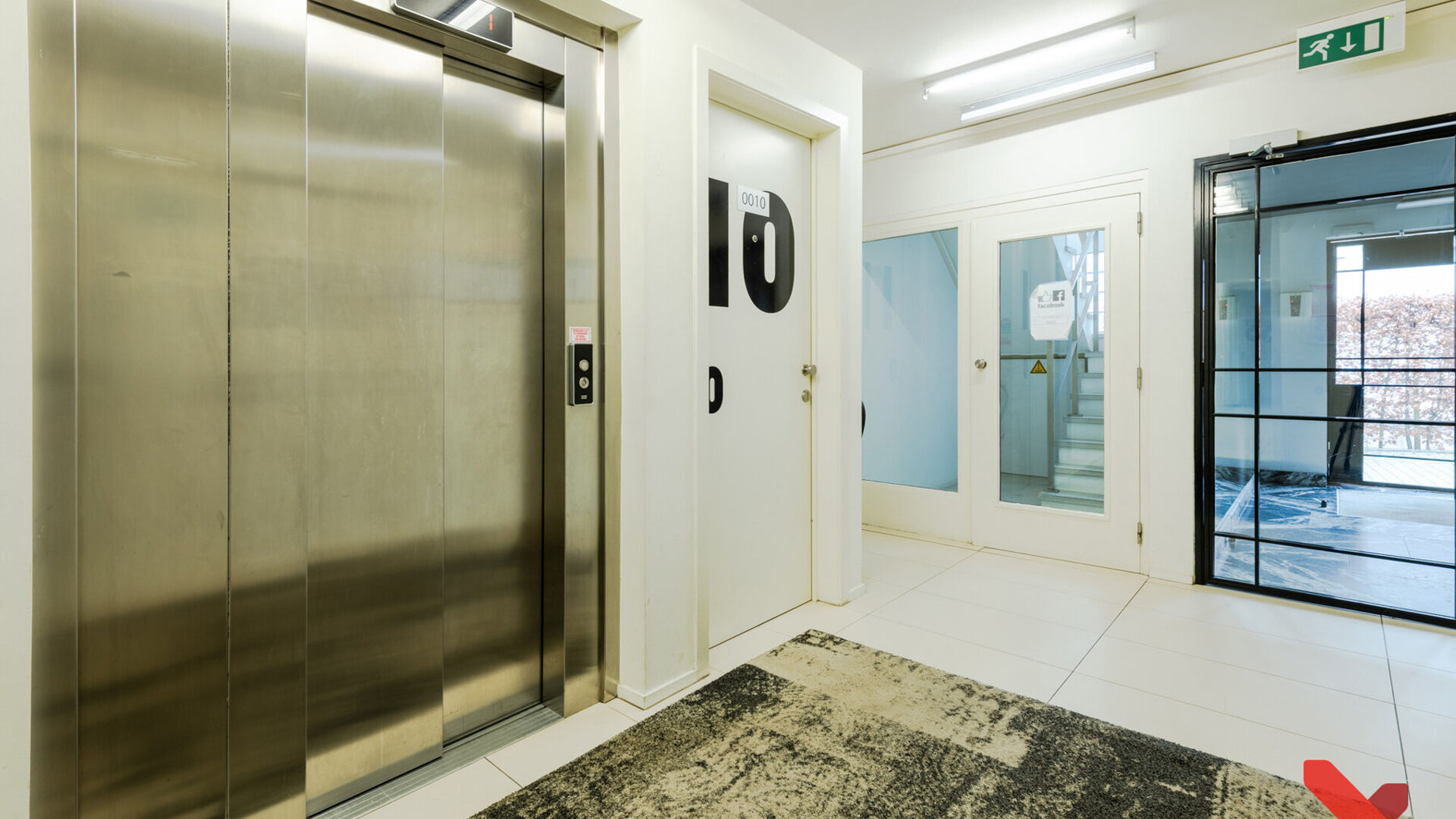 Modern studio in the center of Leuven.

Located in the bustling center yet in a quiet location, this offers the ideal environment to continue your studies in peace while still having easy access to everything the city has to offer.

This building was comp