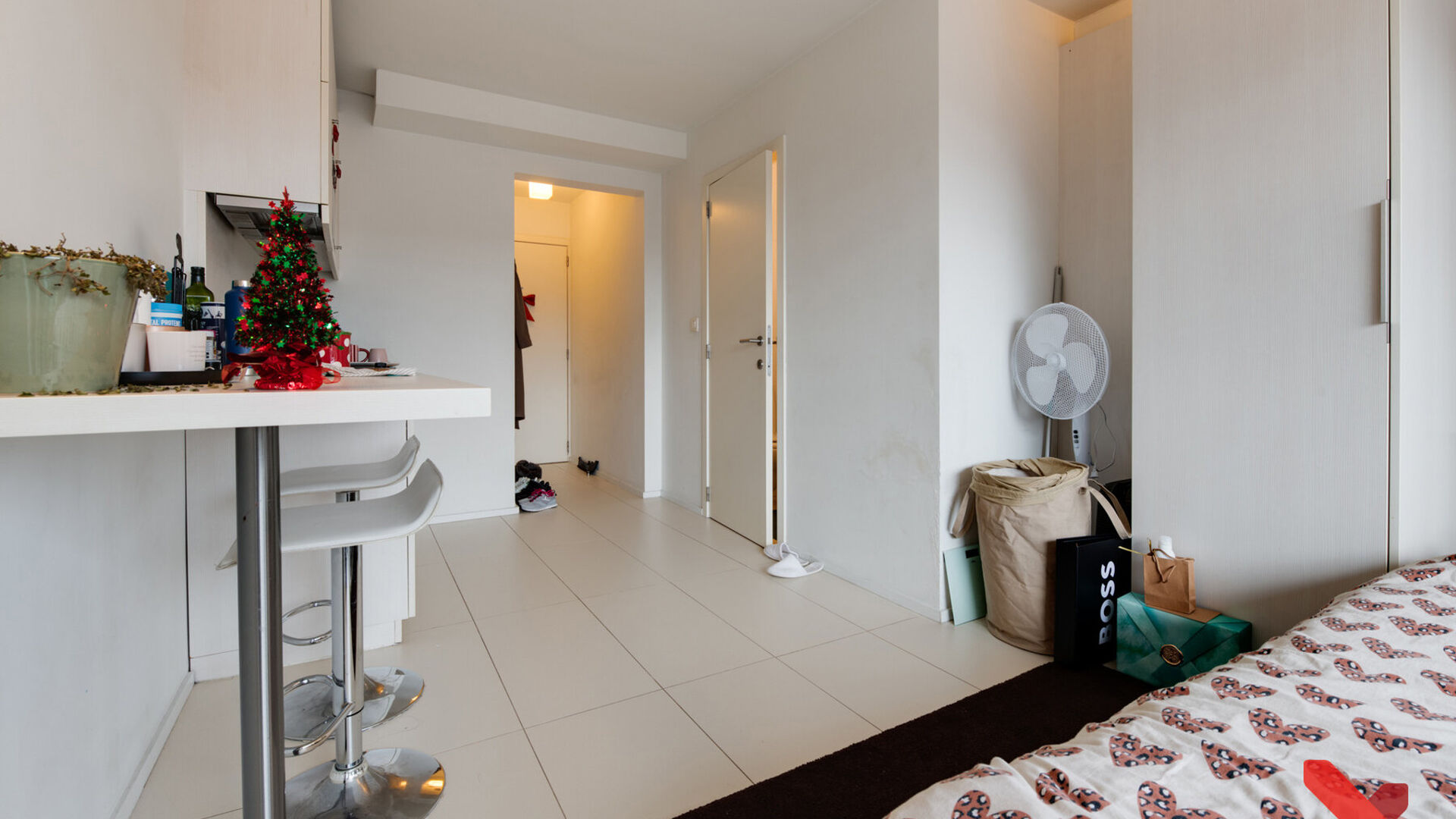 Modern studio in the center of Leuven.

Located in the bustling center yet in a quiet location, this offers the ideal environment to continue your studies in peace while still having easy access to everything the city has to offer.

This building was comp