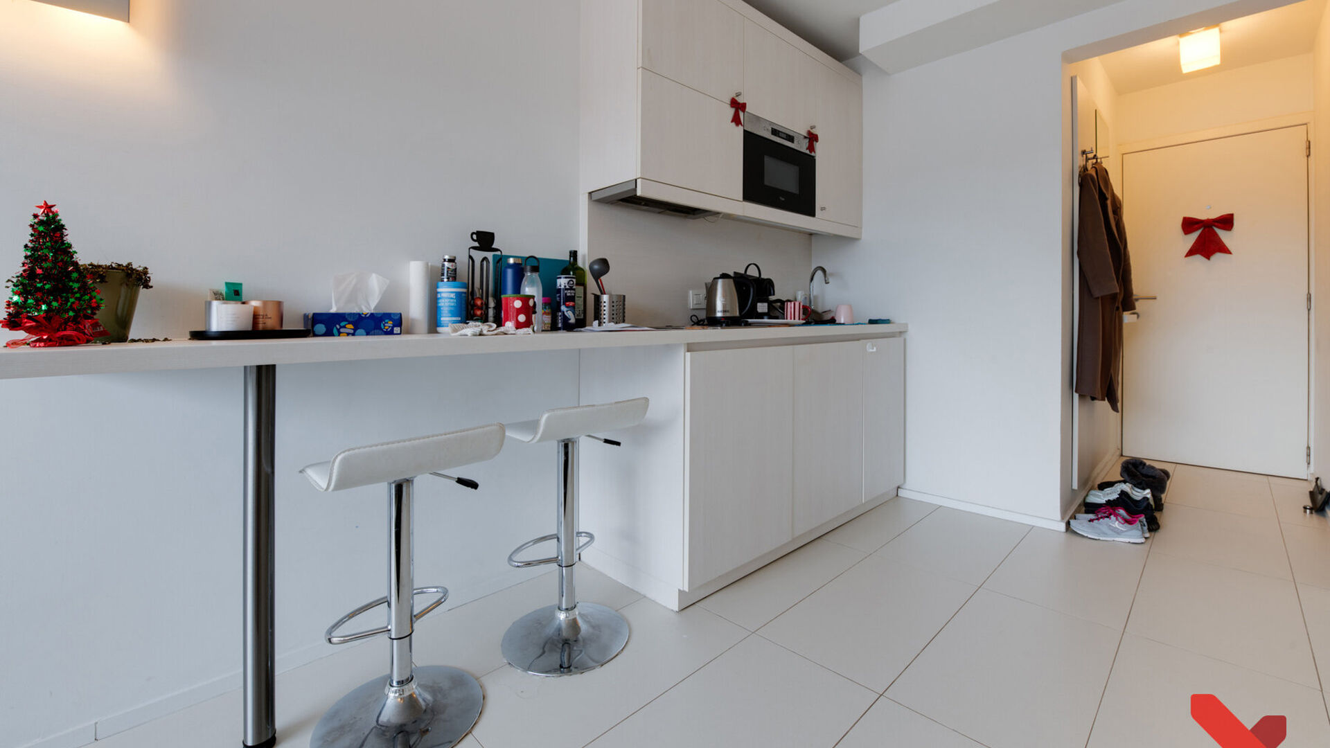 Modern studio in the center of Leuven.

Located in the bustling center yet in a quiet location, this offers the ideal environment to continue your studies in peace while still having easy access to everything the city has to offer.

This building was comp